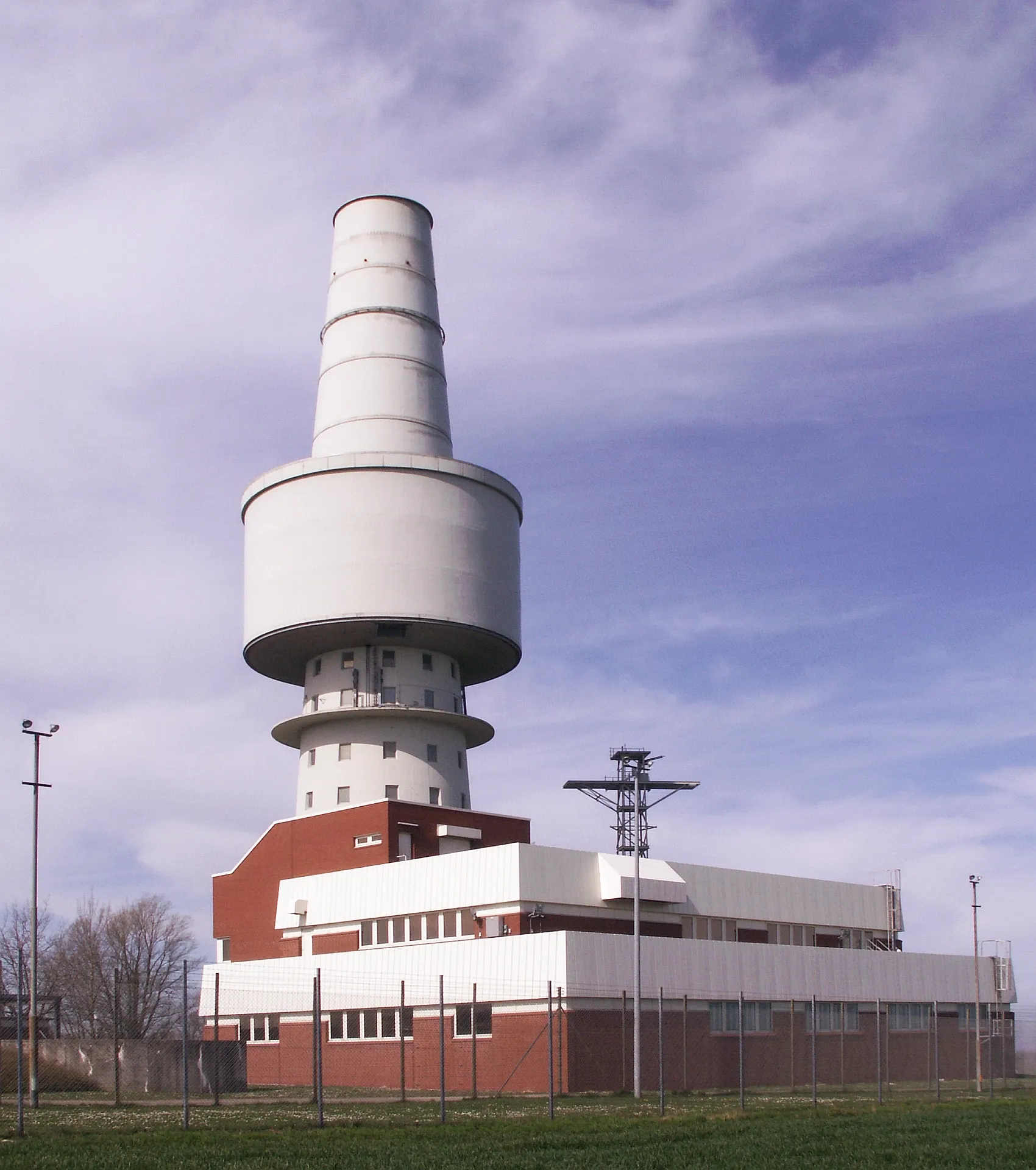 Photo showing: Klaustorf in Holstein Fernmeldesektorturm A - Turm A militärischer Aufklärungsturm nahe Großenbrode - Foto 2007 © Wolfgang Pehlemann PICT0476