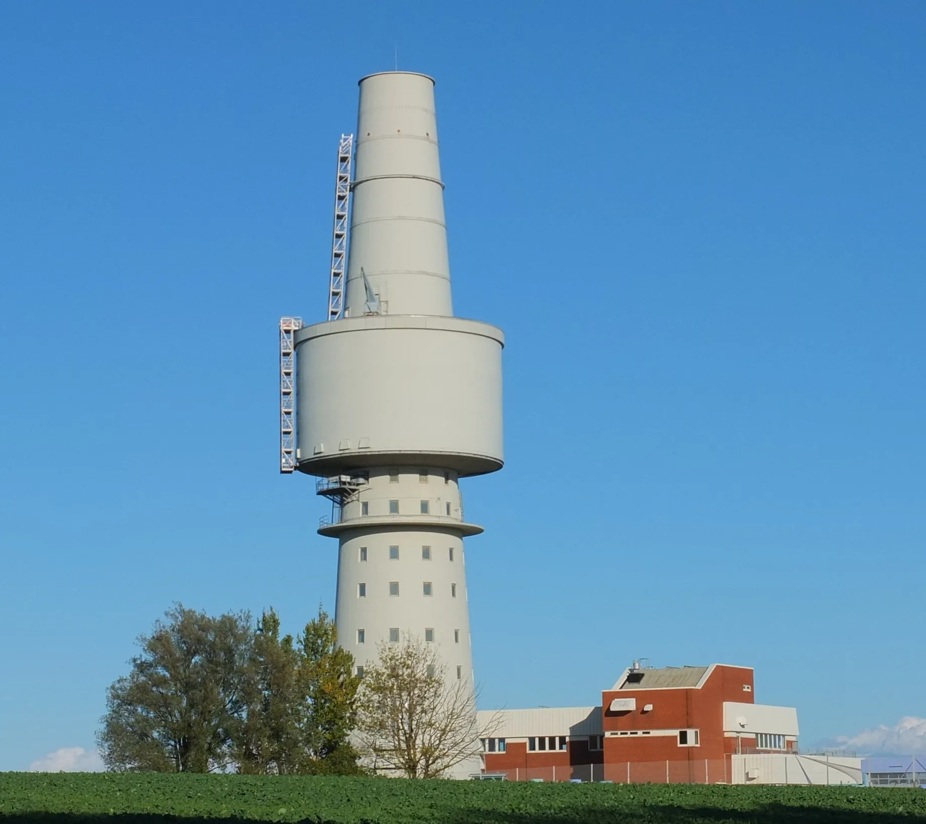 Photo showing: The former "Aufklärungsturm A" in Klaustorf, near the German coast of the Baltic Sea.