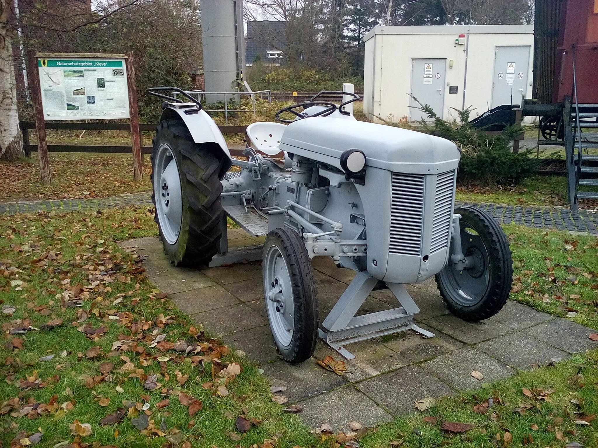 Photo showing: Alter Traktor am Startpunkt der Marschenbahn-Draisine in St. Michaelisdonn