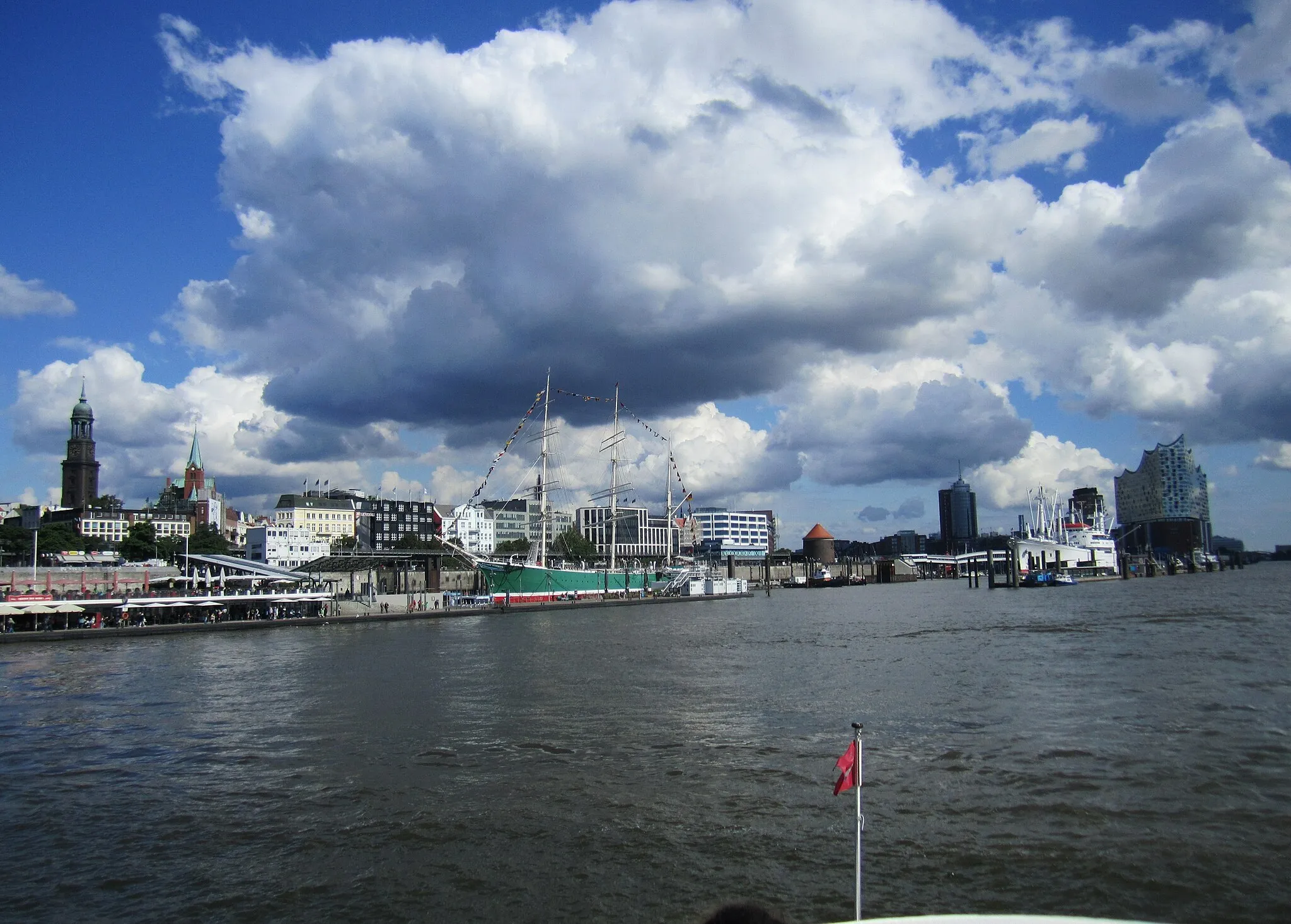 Photo showing: Blick von der Hafenrundfahrt vor den St. Pauli-Landungsbrücken über die Norderelbe auf das Museums-Segelschiff Rickmer Rickmers und die Hamburger Elbphilharmonie.