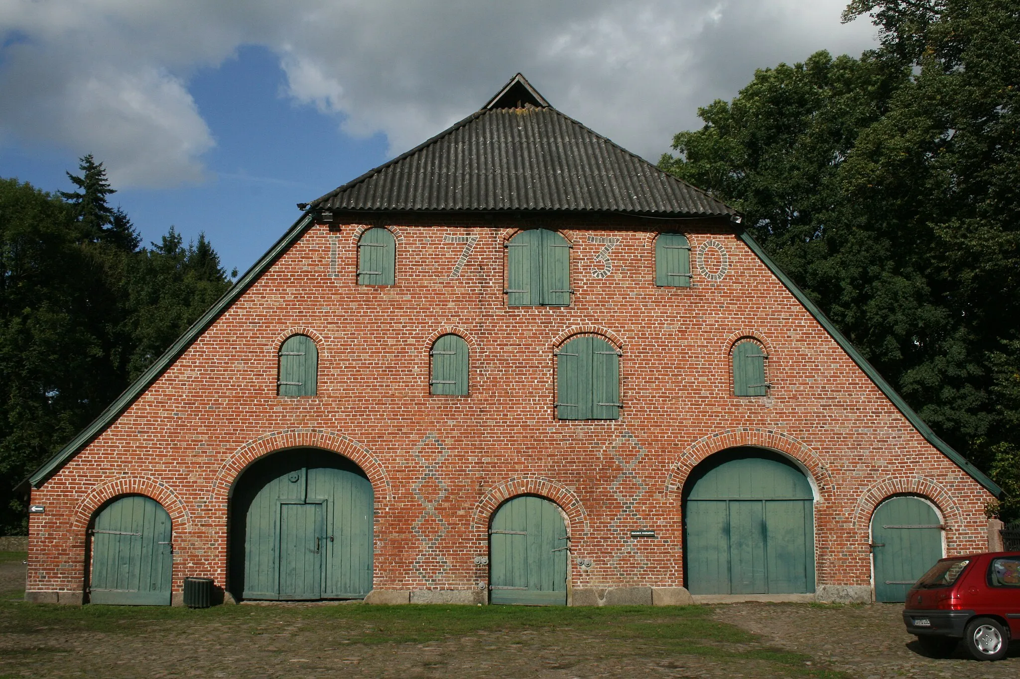 Photo showing: Gut Emkendorf Kuhaus (Stall) von 1730