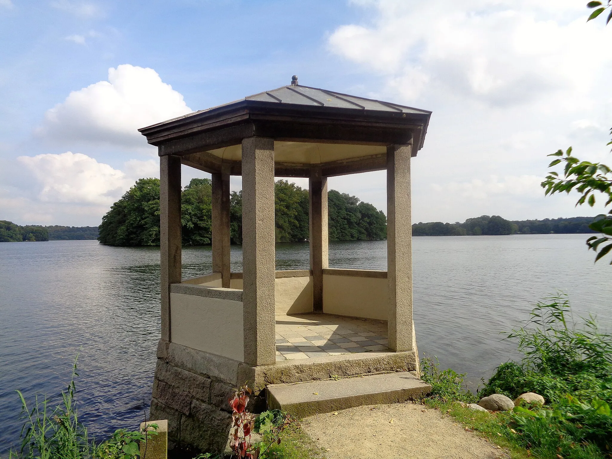 Photo showing: Der Seetempel im Eutiner Schlosspark, wird auch als "Seepavillon" oder "Liebestempel" bezeichnet.