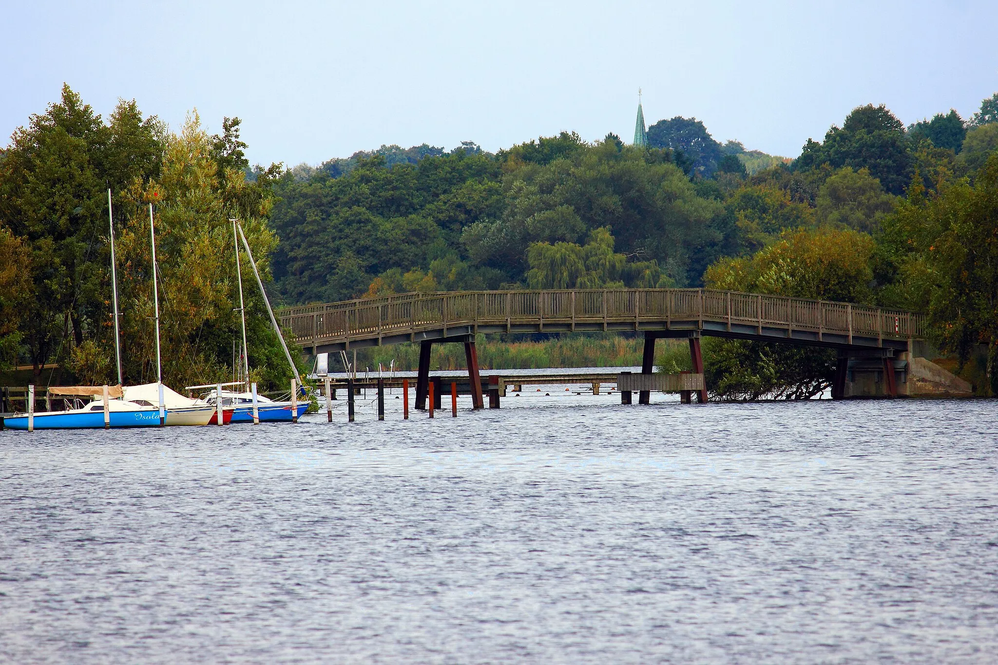 Photo showing: Blick über den Großen Eutiner See auf die Bebensundbrücke (auch Seeschaarwaldbrücke genannt) , die den Seepark mit dem Seeschaarwald verbindet.