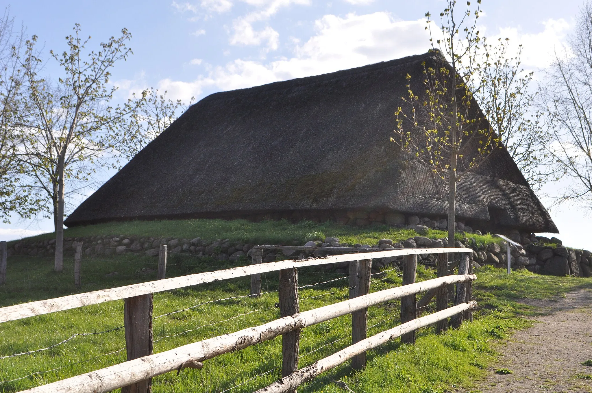 Photo showing: Eiskeller des Gutes Jersbek.