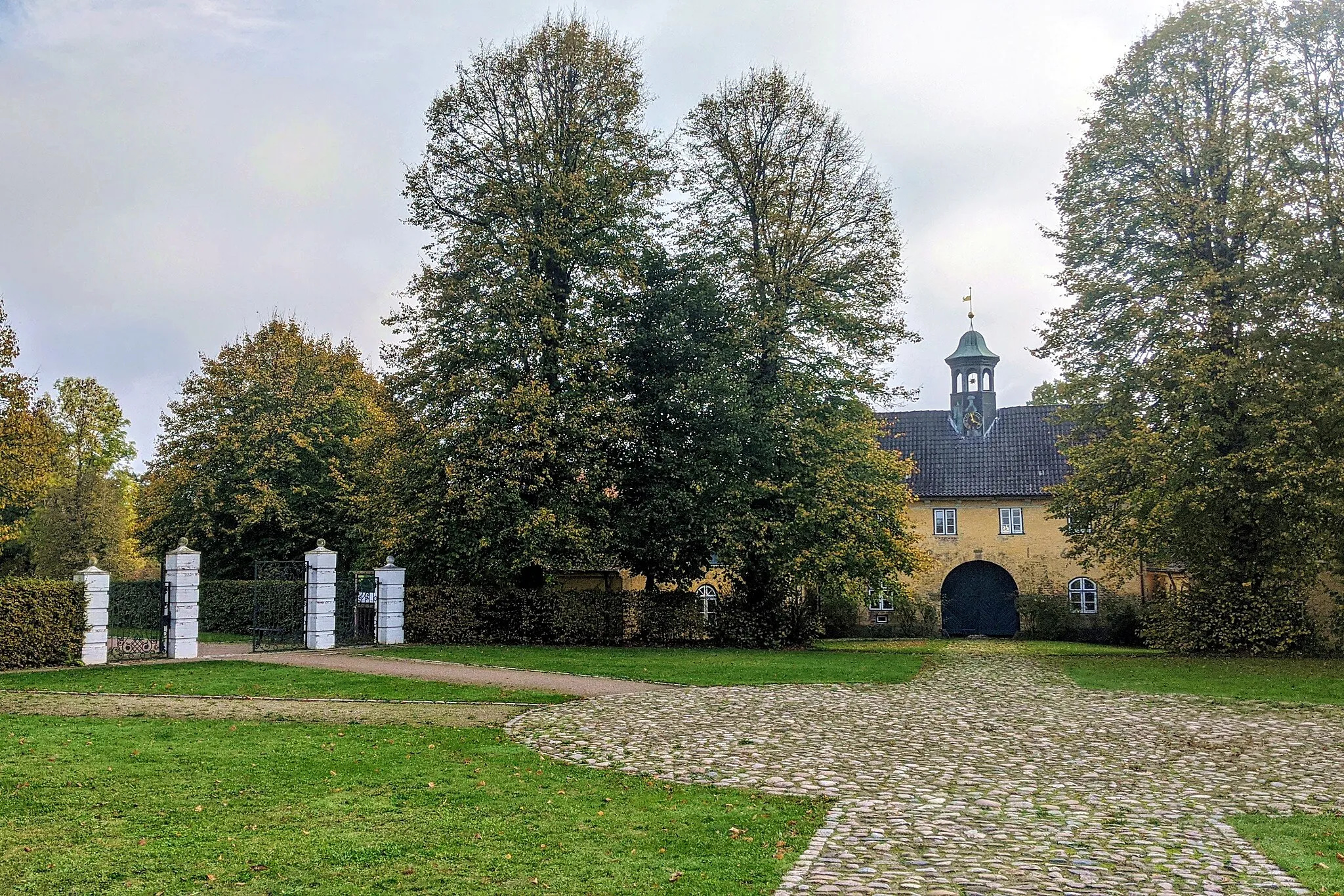 Photo showing: Jersbeker Park: Rondell mit Torhaus und Eingang zum Barockgarten (links)