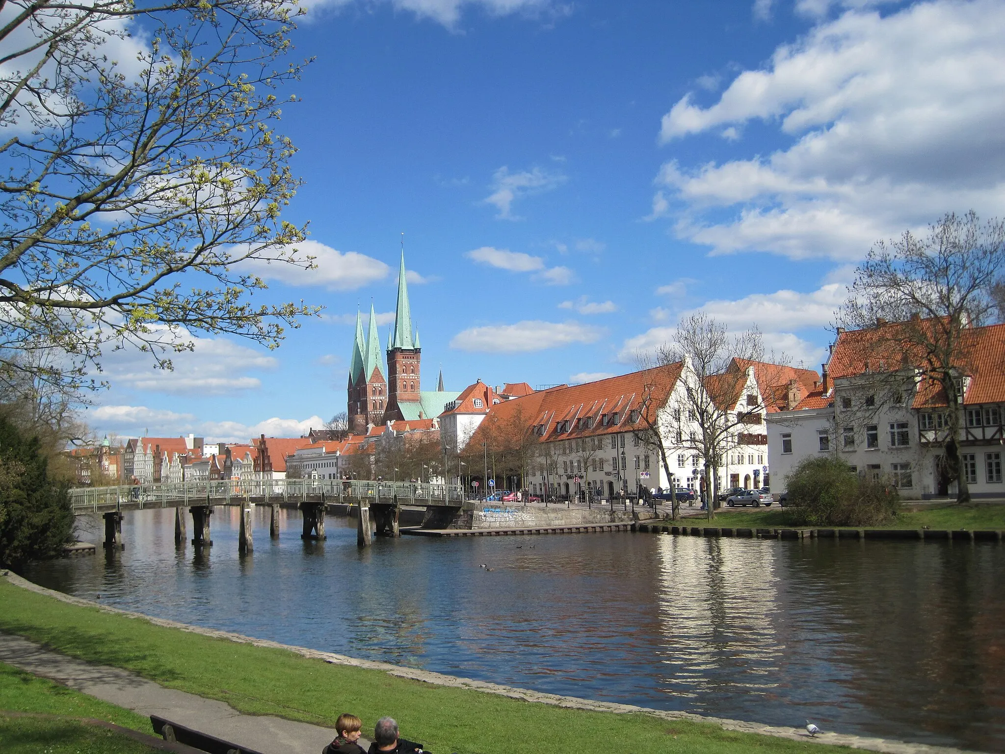 Photo showing: Blick vom Lübecker Malerwinkel auf die Obertrave mit Dankwartsbrücke, im Hintergrund die Türme von St. Petri und St. Marien