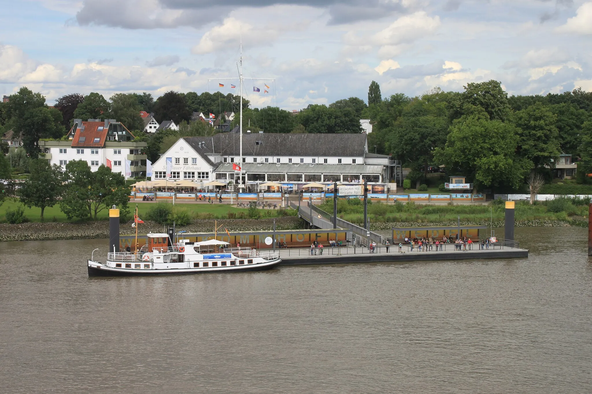 Photo showing: Willkomm-Höft und Schulauer Fährhaus in Wedel_Schiffsbegrüßung, am Anleger: Nostalgieschiff MS LÜHE (Bj. 1927)