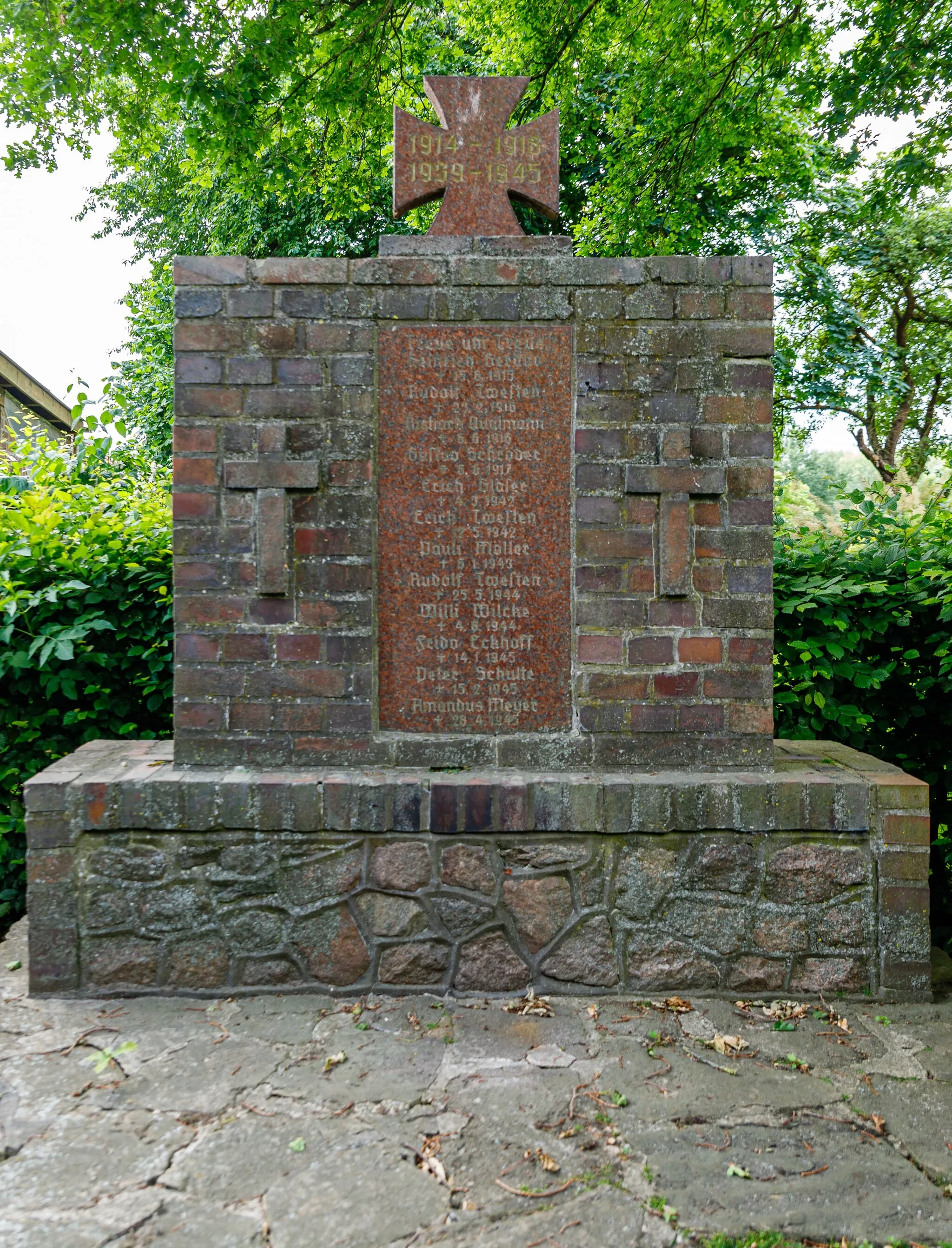 Photo showing: This is a photograph of an architectural monument. It is on the list of cultural monuments of Drage-Fahrenholz, no. 26950106.
Designation: War memorial Description: A stone ashlar made of red bricks

Above a cross patty with inscription 1914–1918 and 1939–1945, right and left a cross of stone
In the center a polished granite‑plaque with the names Place: Quarter Fahrenholz, Local municipality Drage, Collective municipality Elbmarsch, Rural district Harburg, Lower Saxony, Germany
Location: Fahrenholzer Straße