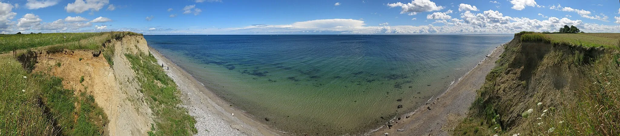 Photo showing: View from the cliff in south of Schönhagen over the Baltic Sea coast of Schleswig-Holstein, Germany. (view angle 275°)