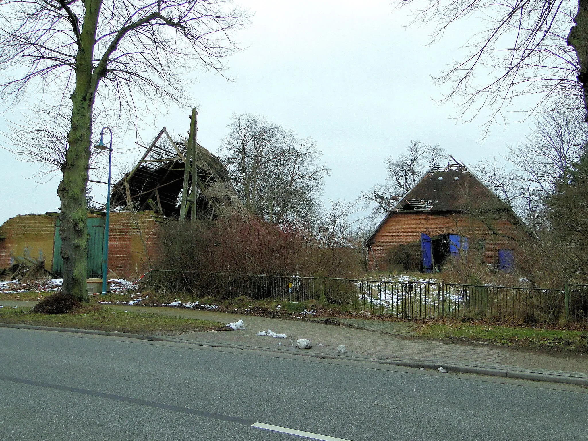 Photo showing: Dilapidated barn in Gallin, district Ludwigslust-Parchim, Mecklenburg-Vorpommern, Germany