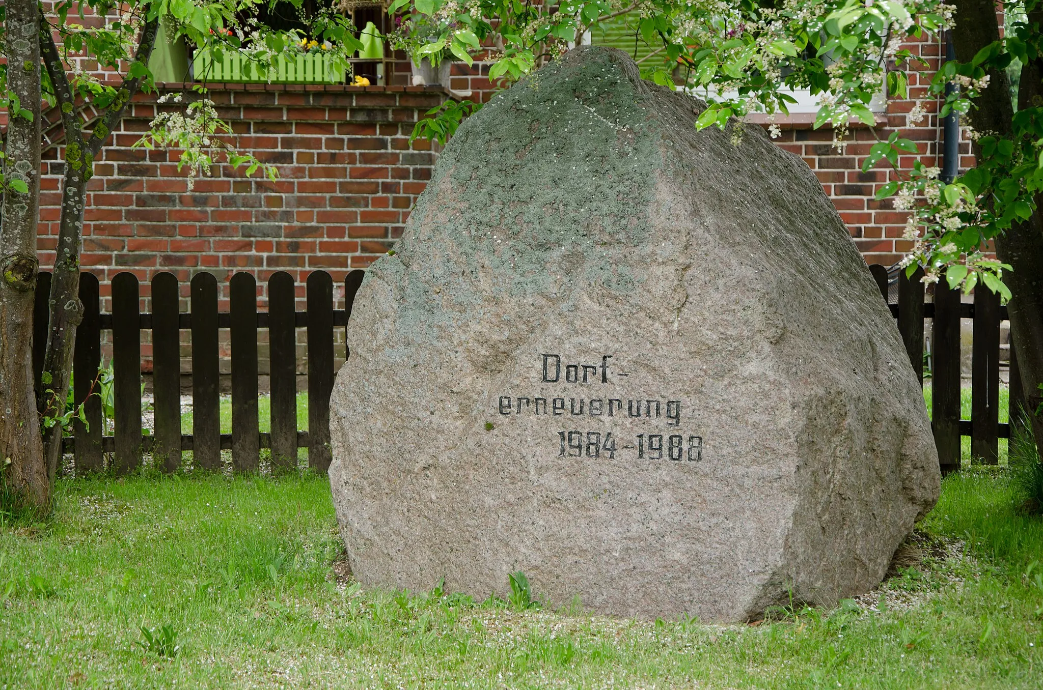 Photo showing: Duvensee Findling mit der Inschrift "Dorferneuerung 1984-1988"