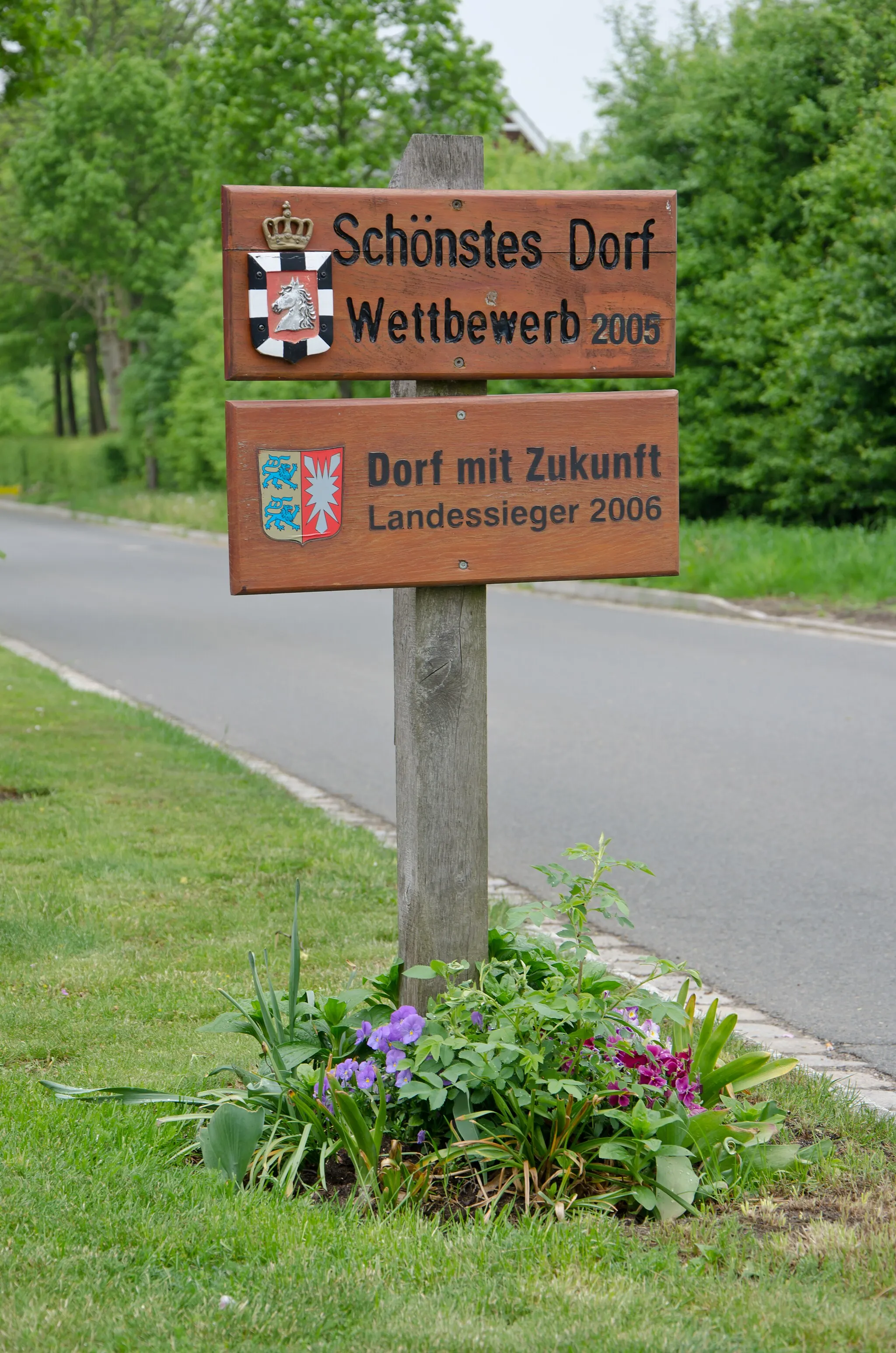 Photo showing: Duvensee Schild mit den Auszeichnungen "Schönstes Dorf"- Wettbewerb 2005 "Dorf mit Zukunft" Landessieger 2005