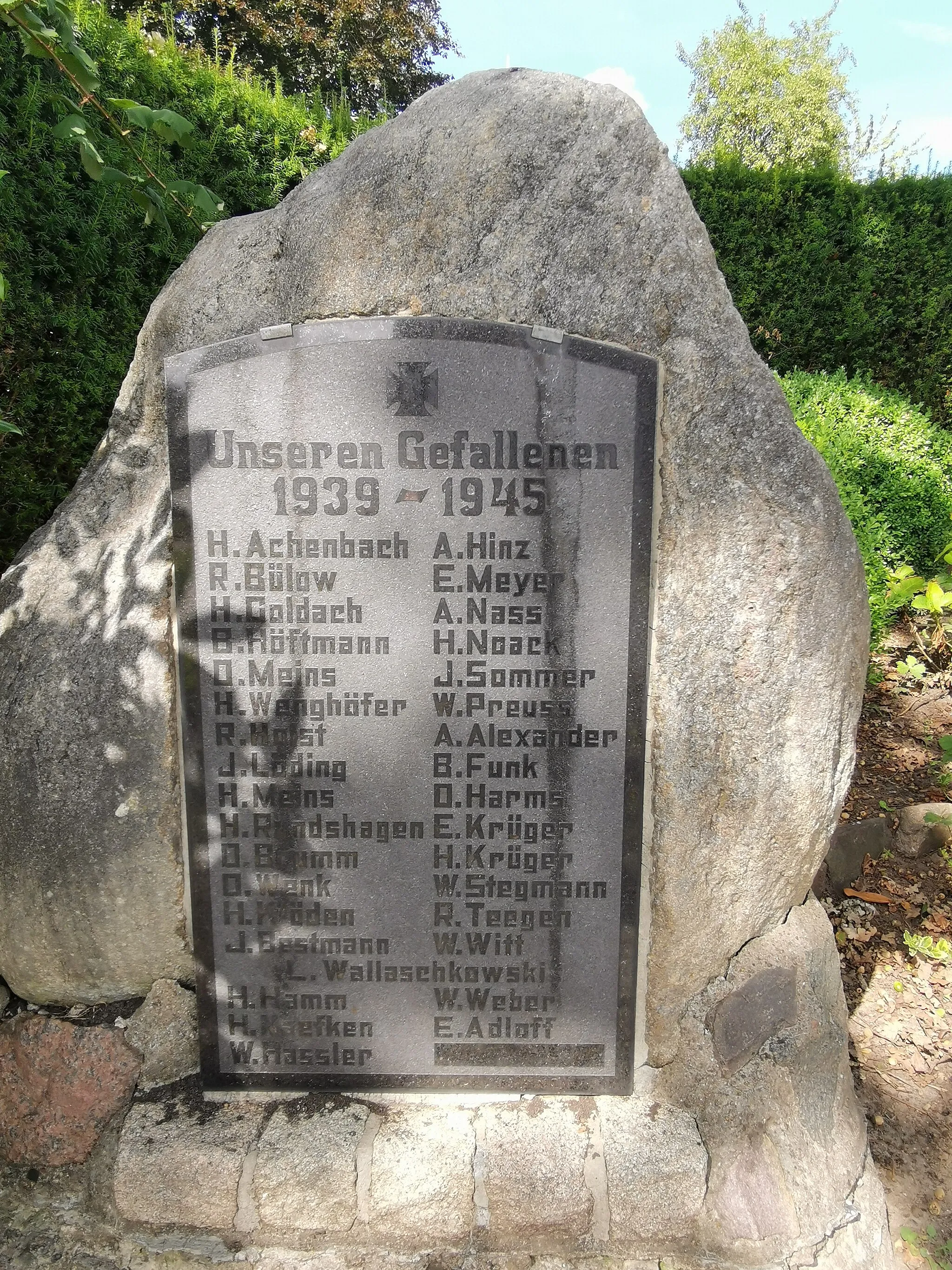 Photo showing: Kriegerdenkmal Labenz. Namen finden sich ebenso am Denkmal in Sandesneben.
