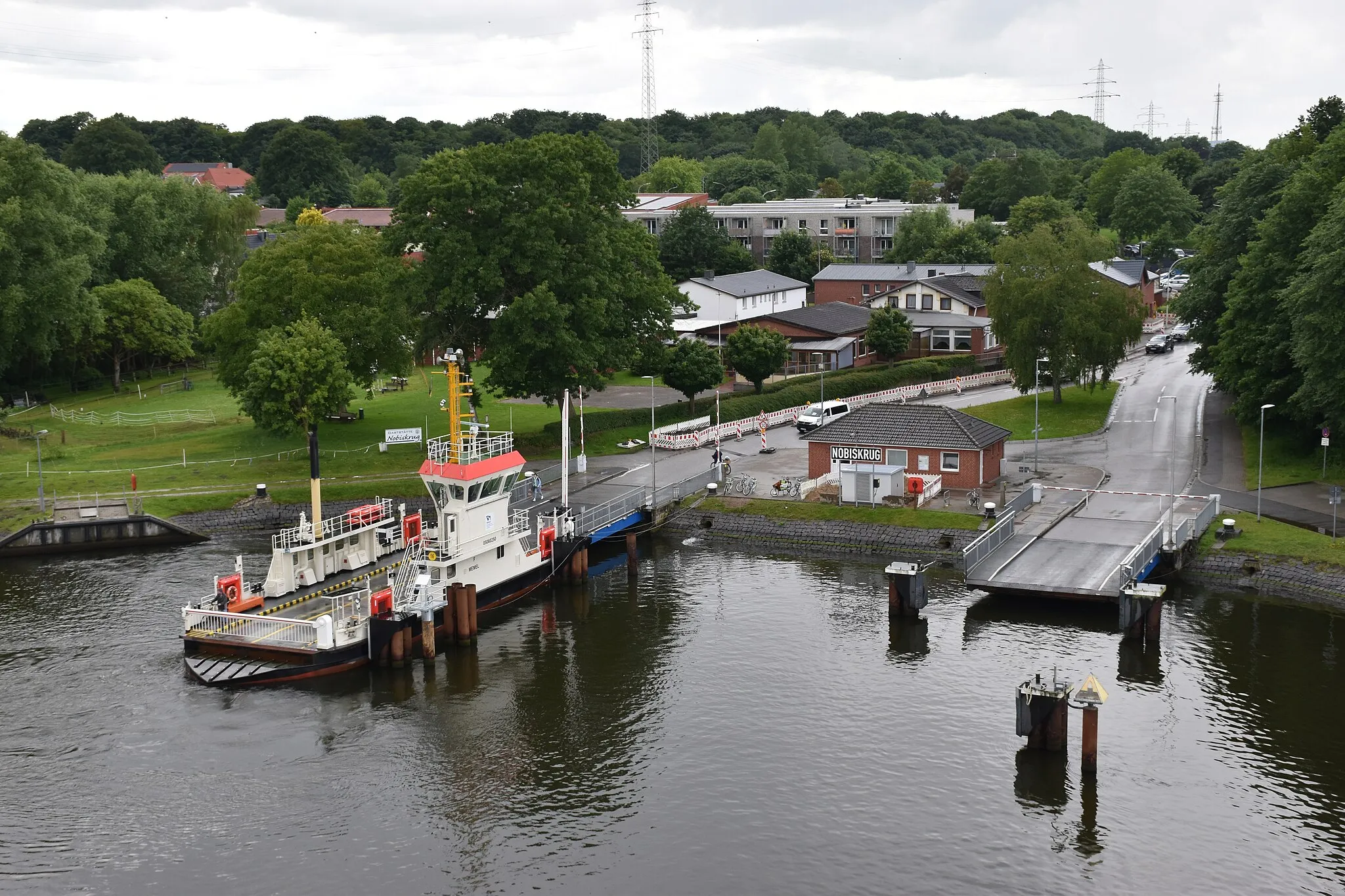 Photo showing: Ferry pier Nobiskrug (Rendsburg) and ferry Memel, 20 June 2022