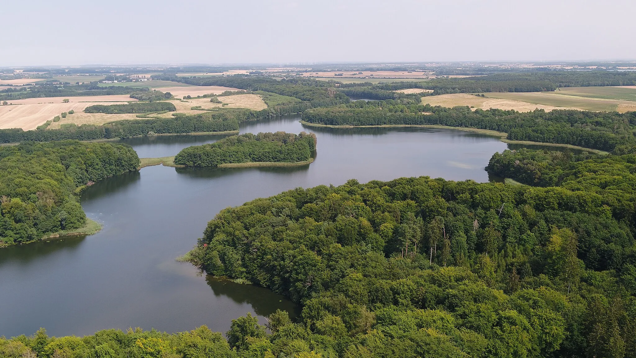 Photo showing: Der Lankower See, von Süden aus gesehen. Auf der Halbinsel hinten rechts liegt die Wüstung Lankow