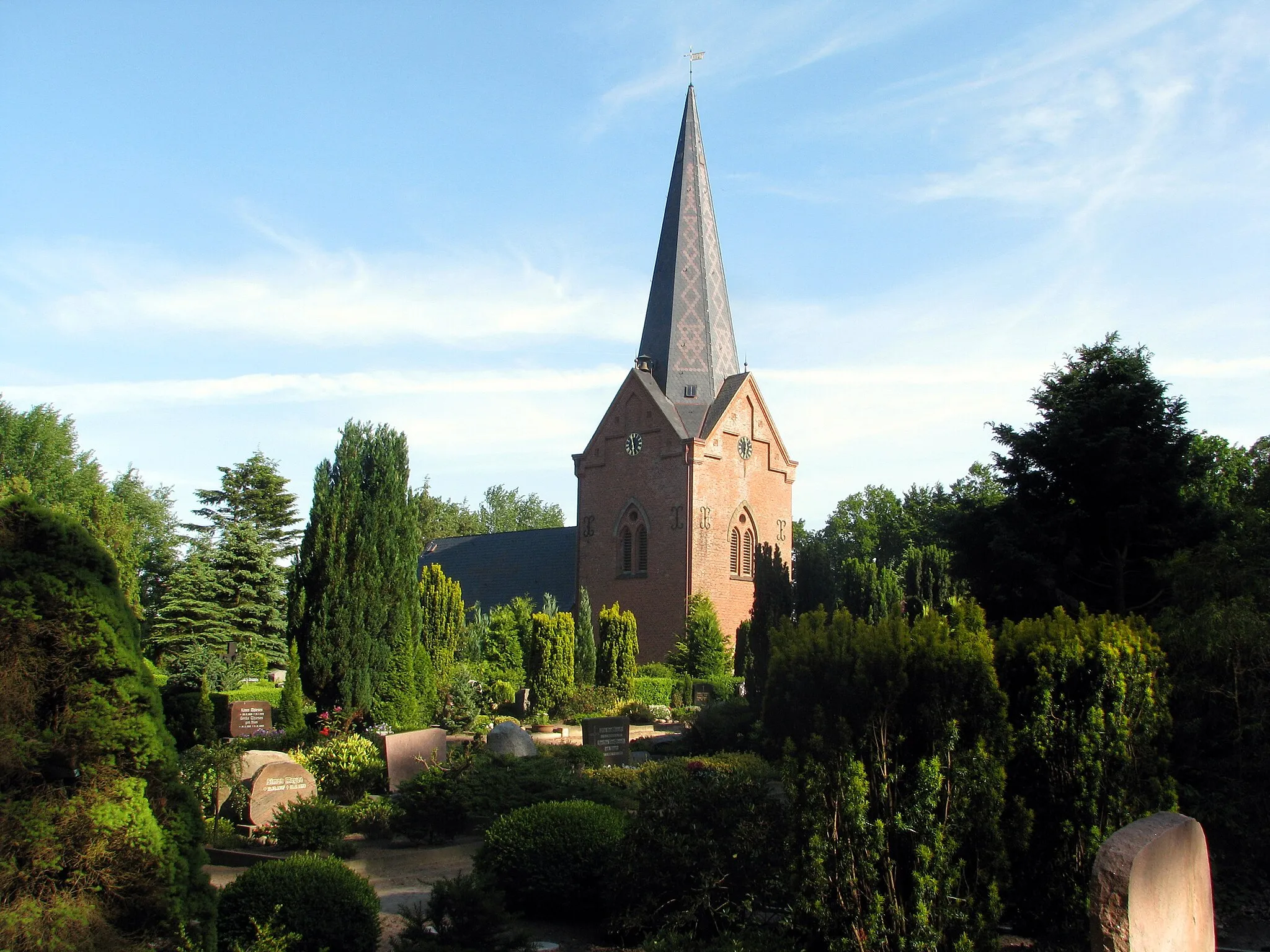 Photo showing: Die Drelsdorfer Kirche St. Marien- und St. Johannis mitsamt dem sie umgebenden Friedhof der evangelisch-lutherischen Kirchengemeinde