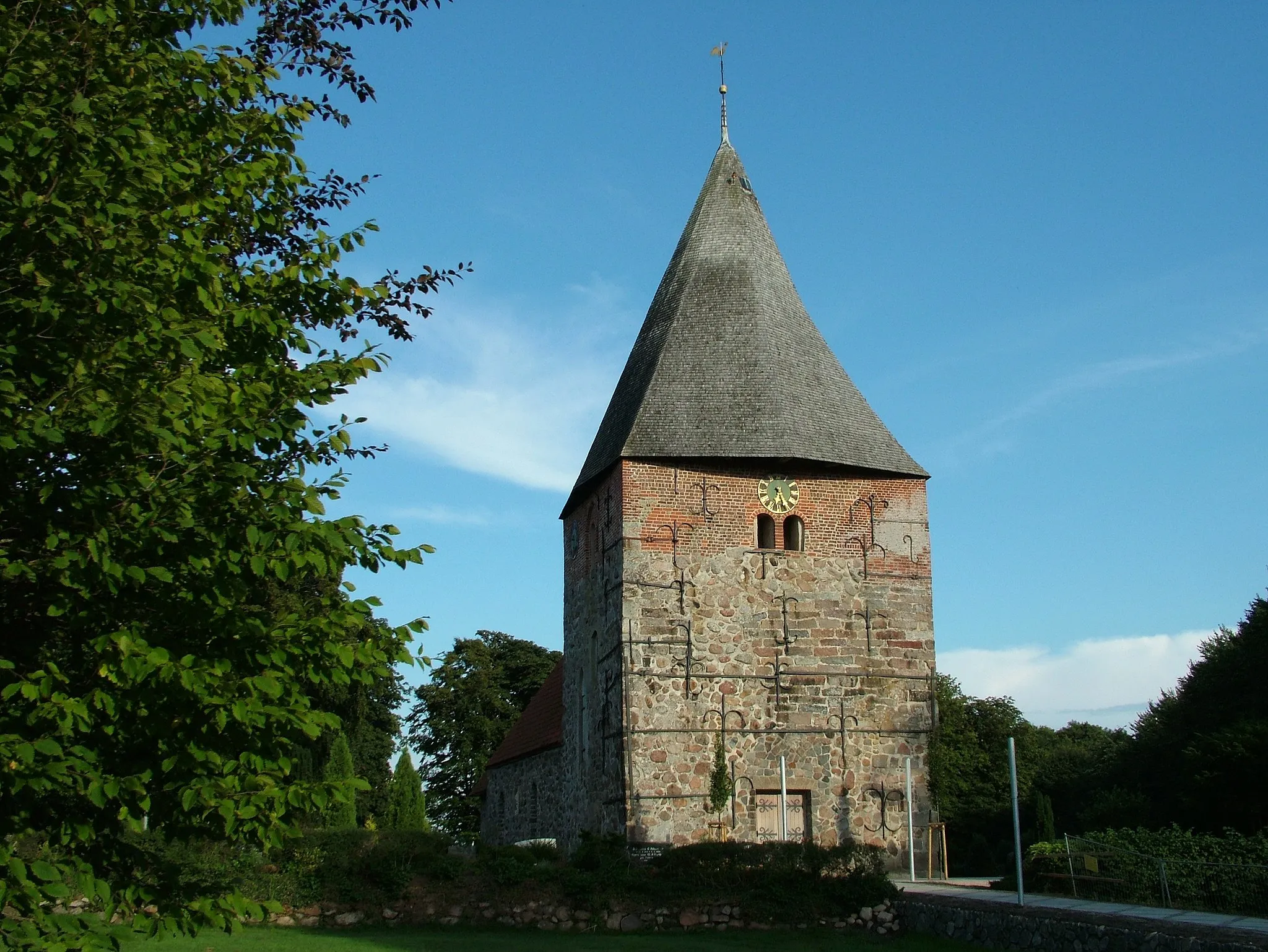 Photo showing: Schwesing, Schleswig-Holstein, Kirche, um 1200 erbaut