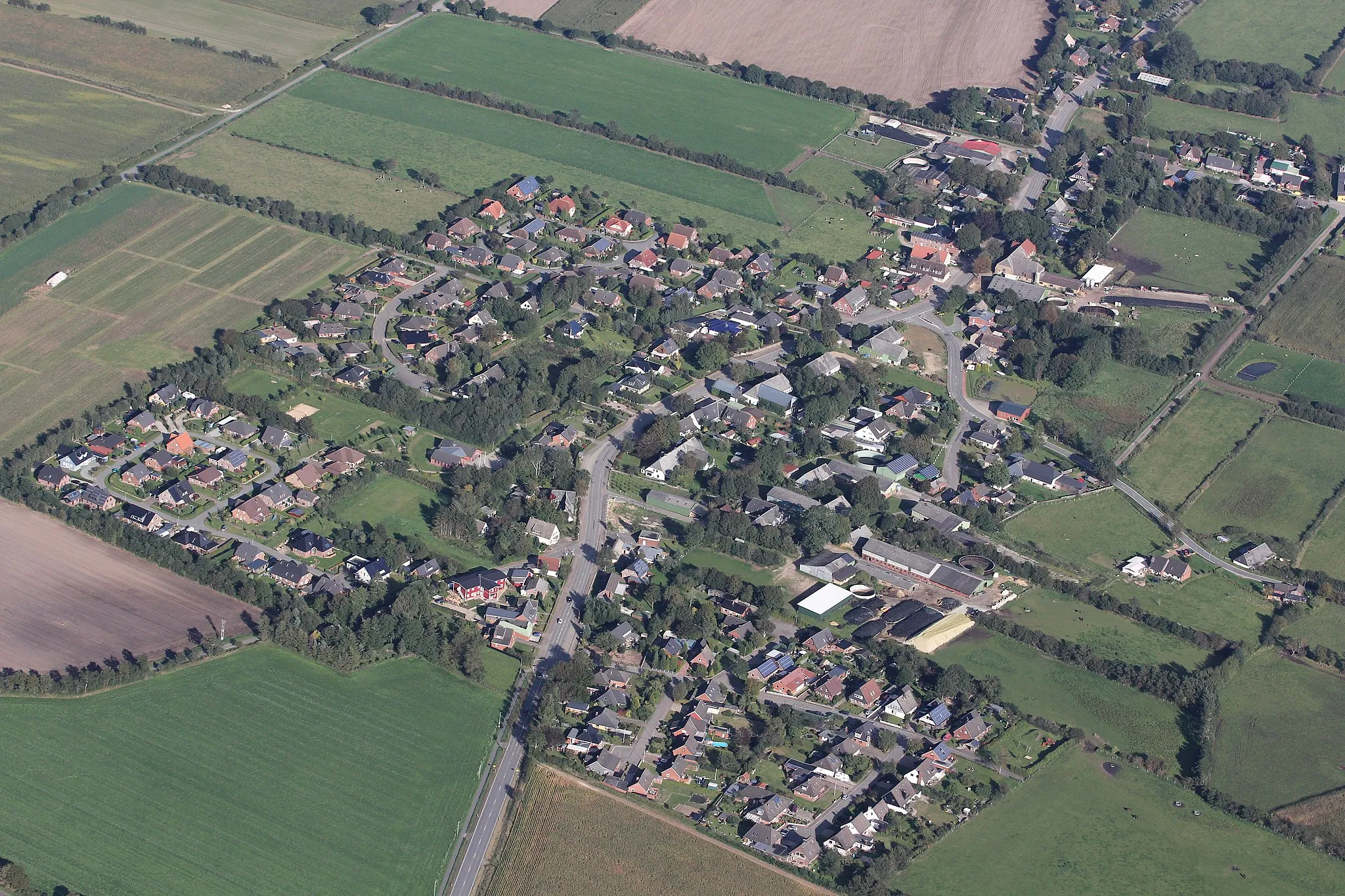 Photo showing: A aerial photograph of a unidentified location.