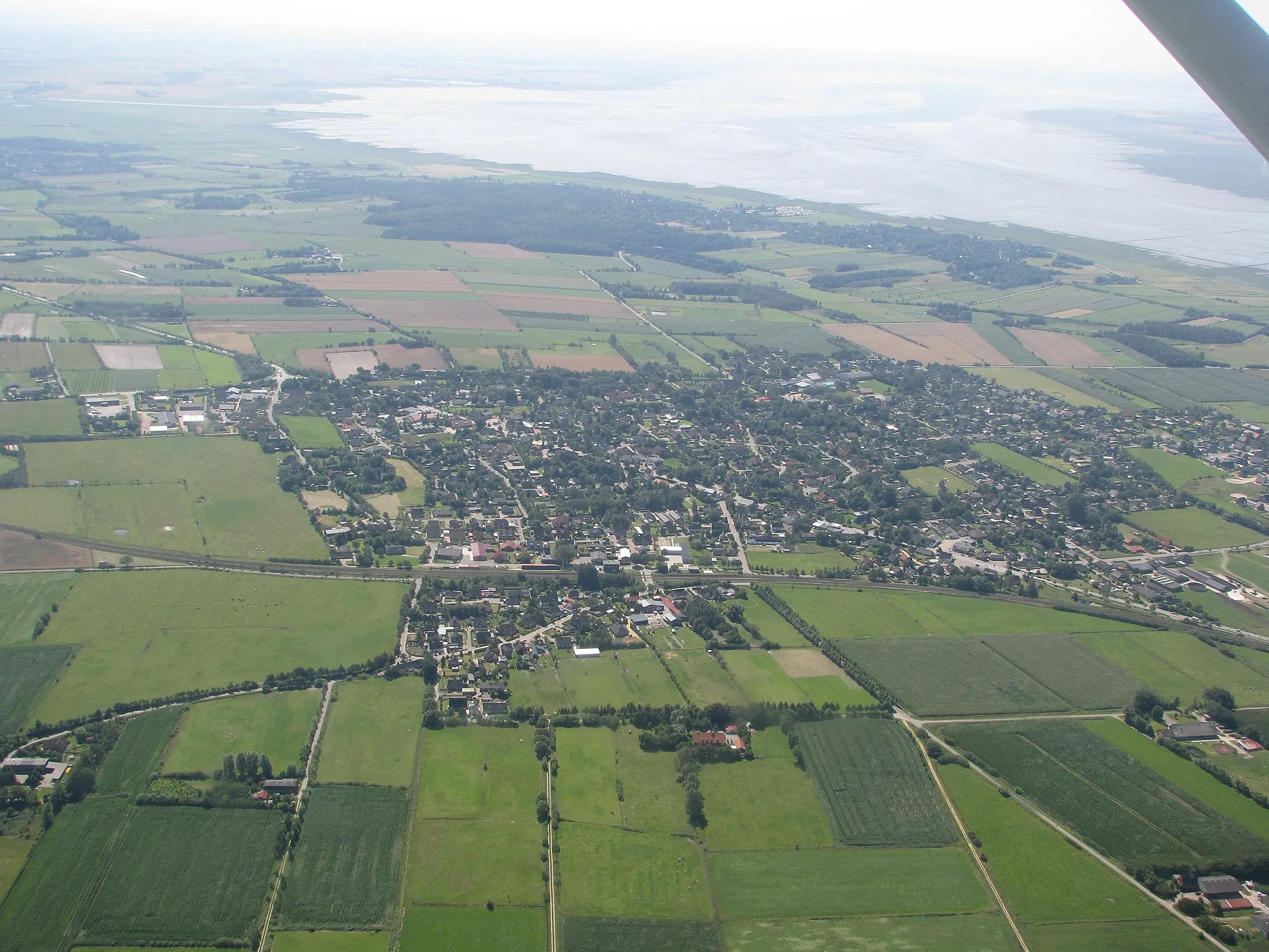 Photo showing: Luftbild auf den Ortskern der Gemeinde Hattstedt von Nordosten