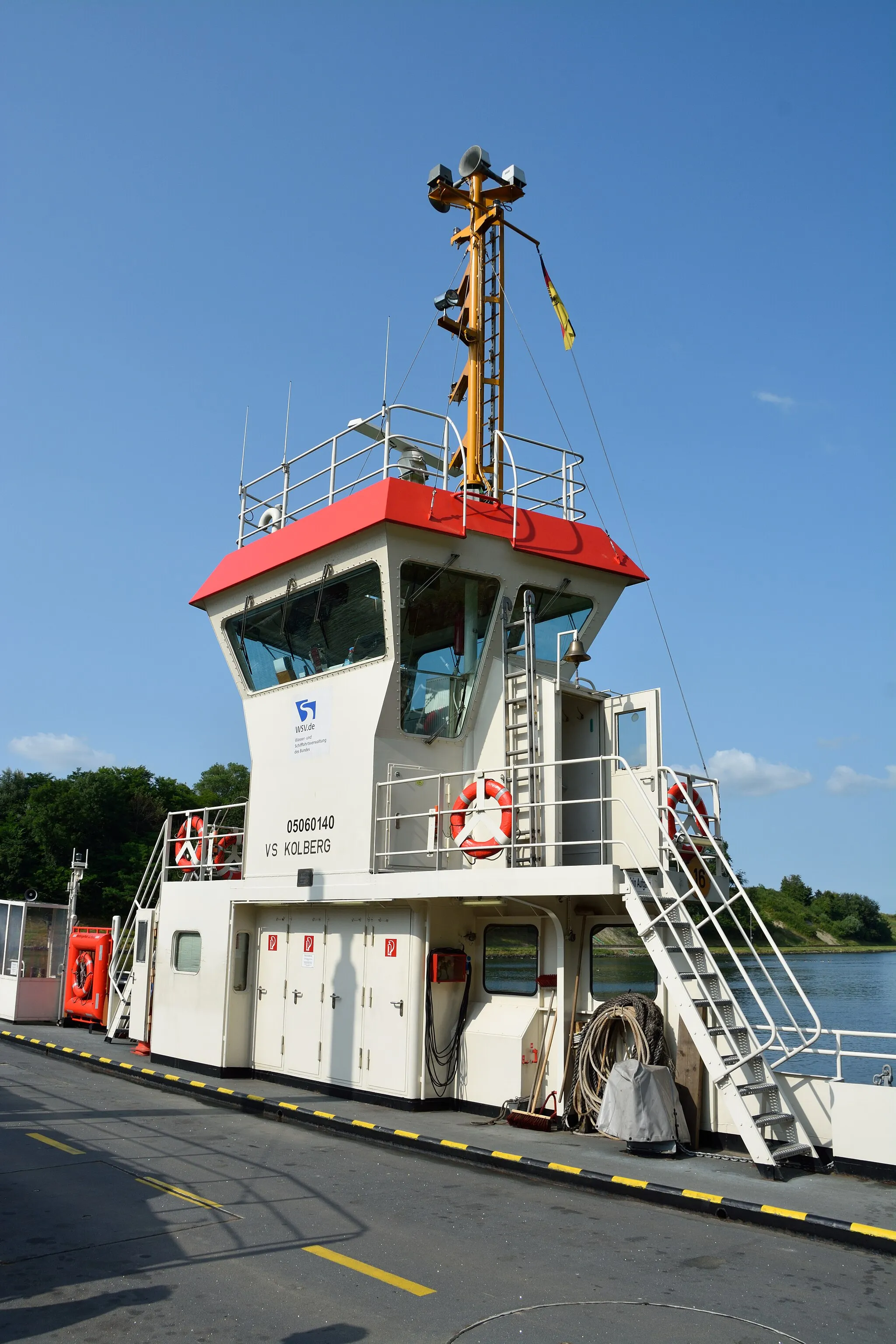 Photo showing: Die Fähre "Kolberg" auf dem Nord-Ostsee-Kanal an der Fähranlegestelle in Landwehr.