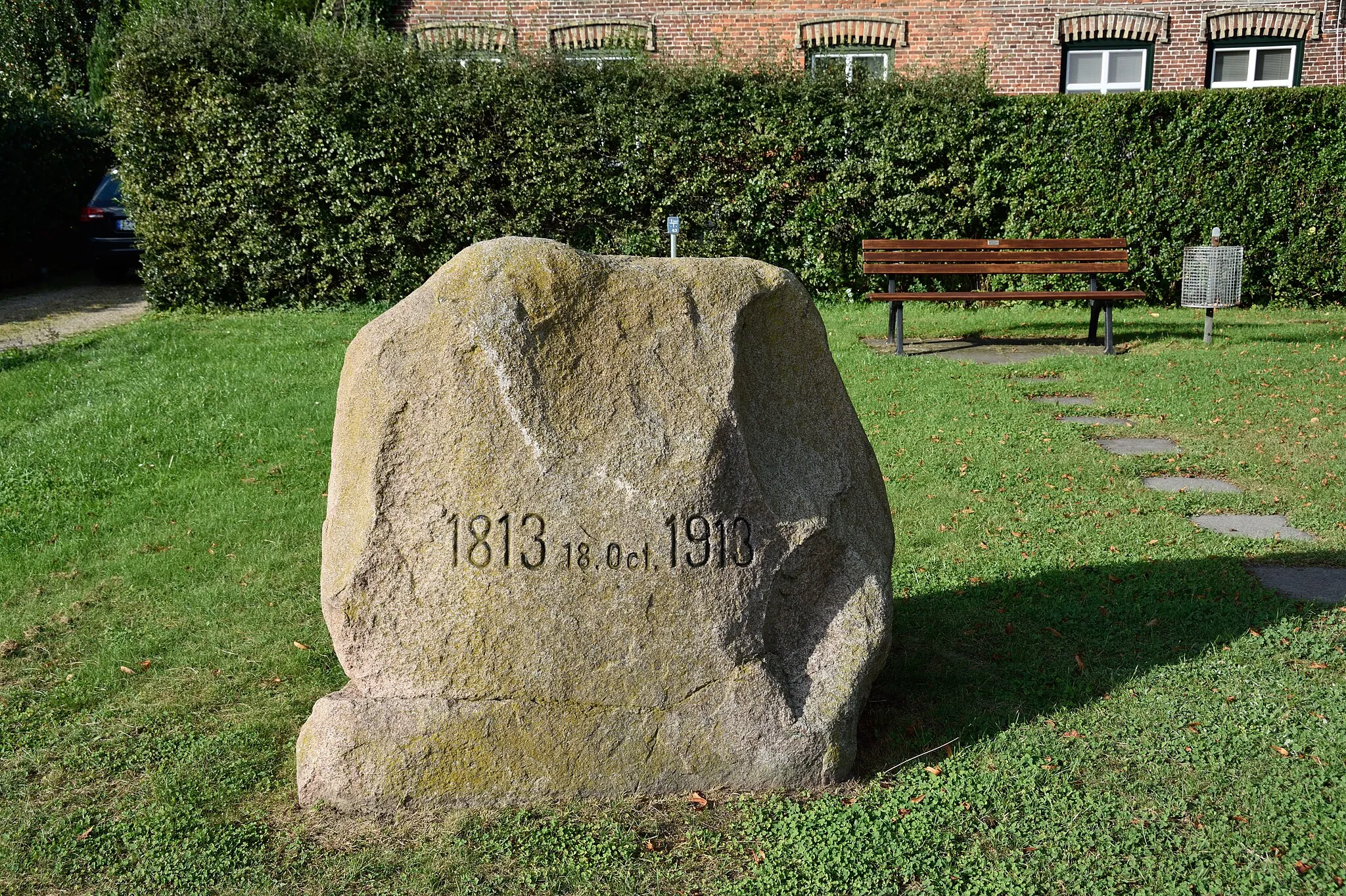 Photo showing: Gedenkstein in Münsterdorf. Am 18. Oktober 1913 wurde das Völkerschlachtdenkmal in Leipzig eingeweiht, einhundert Jahre nach dem Ende der Befreiungskriege.