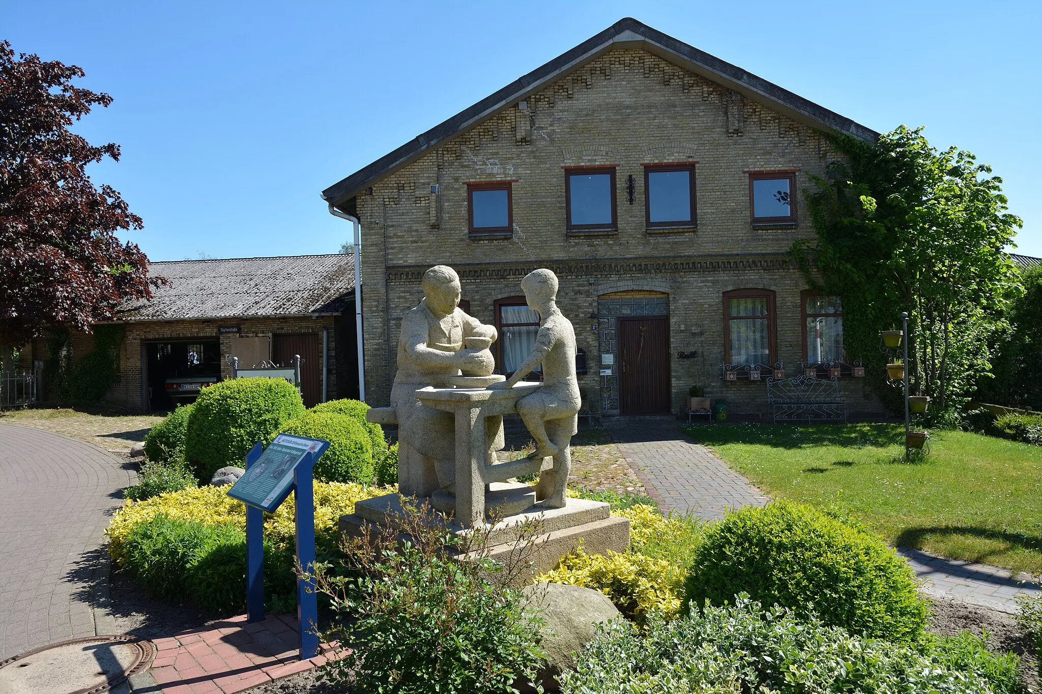 Photo showing: Das Töpferdenkmal in Tellingstedt