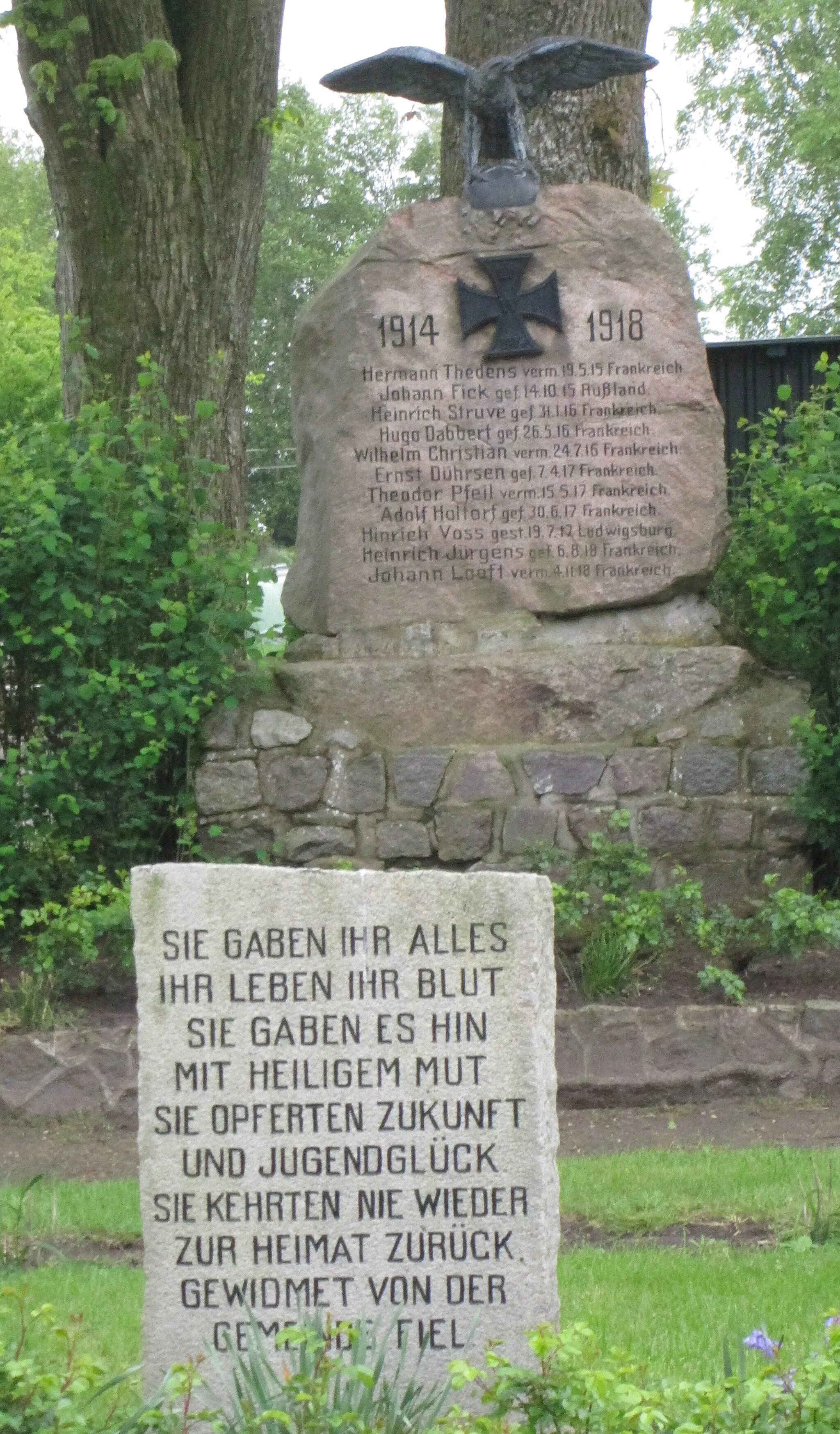 Photo showing: Nordhastedt-Fiel: Ehrenmal für die Kriegstoten des Ersten Weltkriegs. Findling mit Adler und Eisernem Kreuz. Zusatztafeln für Gefallene des 2. Weltkriegs