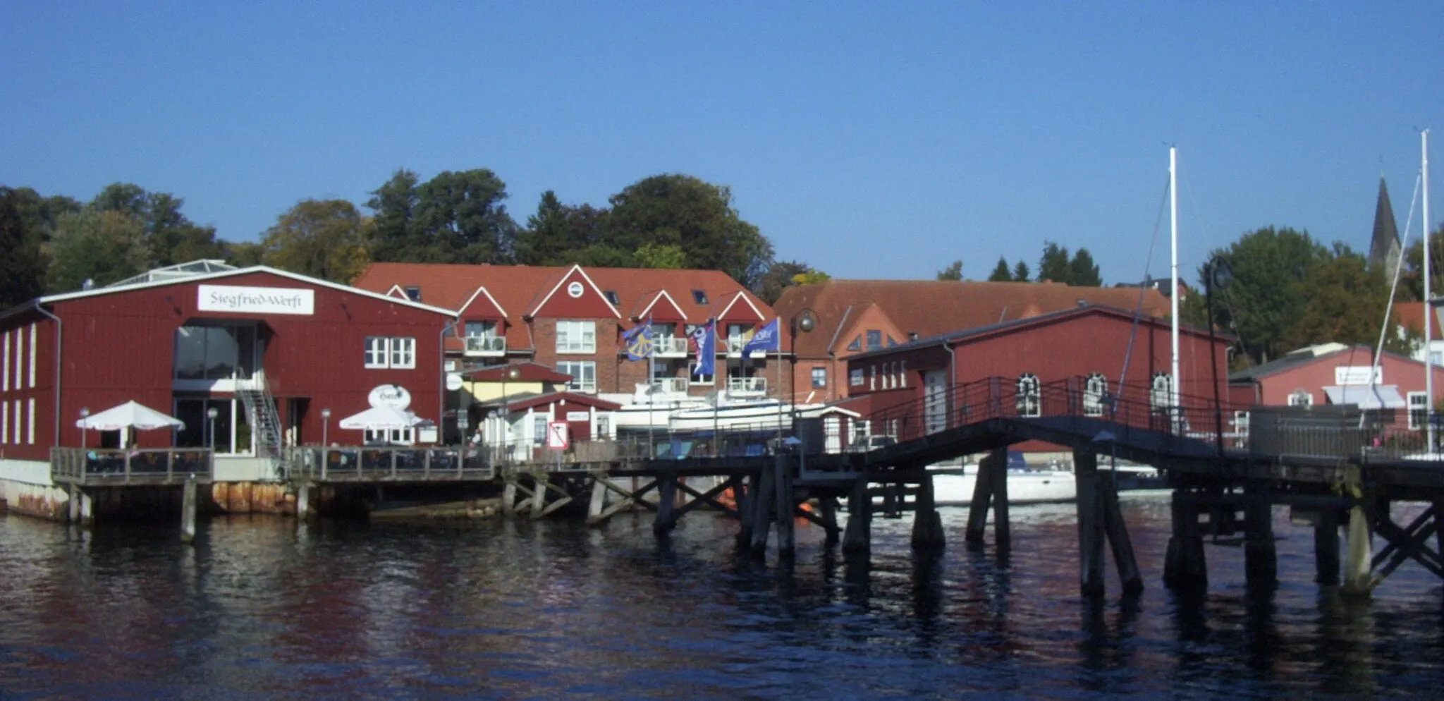Photo showing: View at the port of Eckernförde, Germany with the wooden bridge.