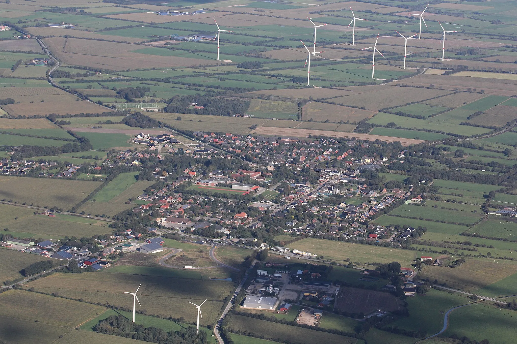 Photo showing: Aerial photograph of the village of Viöl, Kreis Nordfriesland