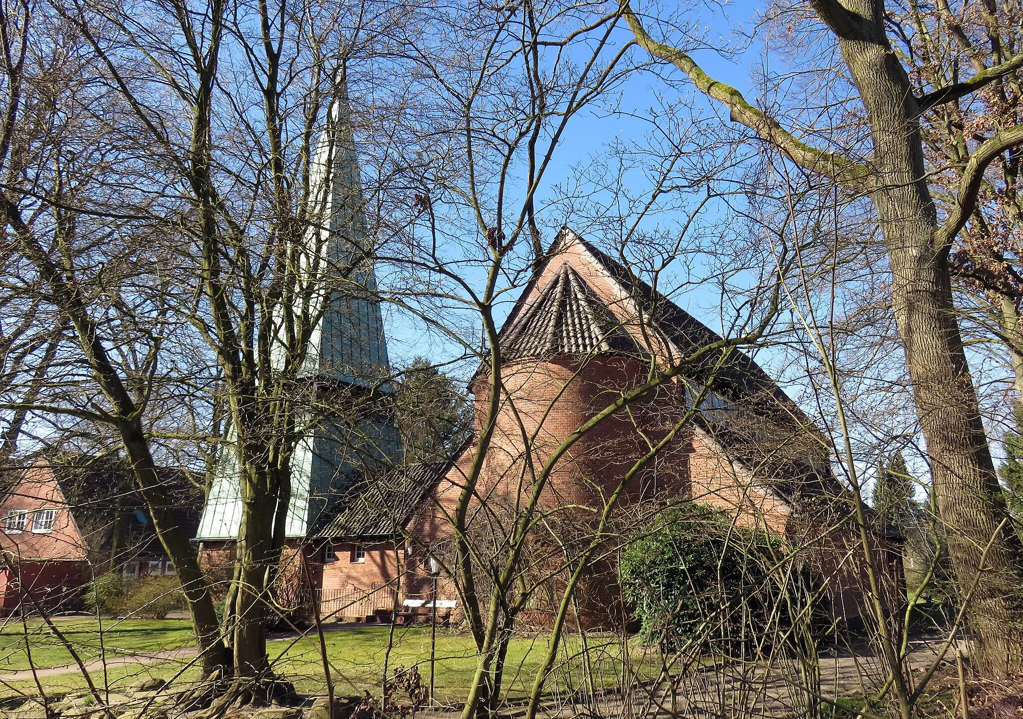 Photo showing: Christophorus-Kirche Poppenbüttler Stieg 25  in Hamburg-Hummelsbüttel, links das Pastorat.
This is a photograph of an architectural monument. It is on the list of cultural monuments of Hamburg, no. 26912.