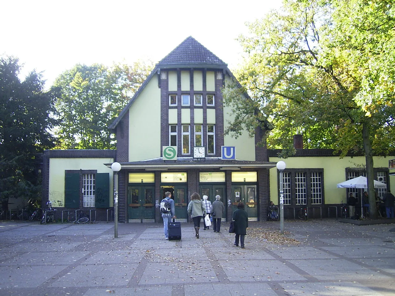 Photo showing: Das Eingangsbauwerk des U- und S-Bahnhofes Ohlsdorf zur Fuhlsbütteler Straße hin ist zwischen 1904 und 1907 von Henry Grell im Landhausstil gestaltet worden.