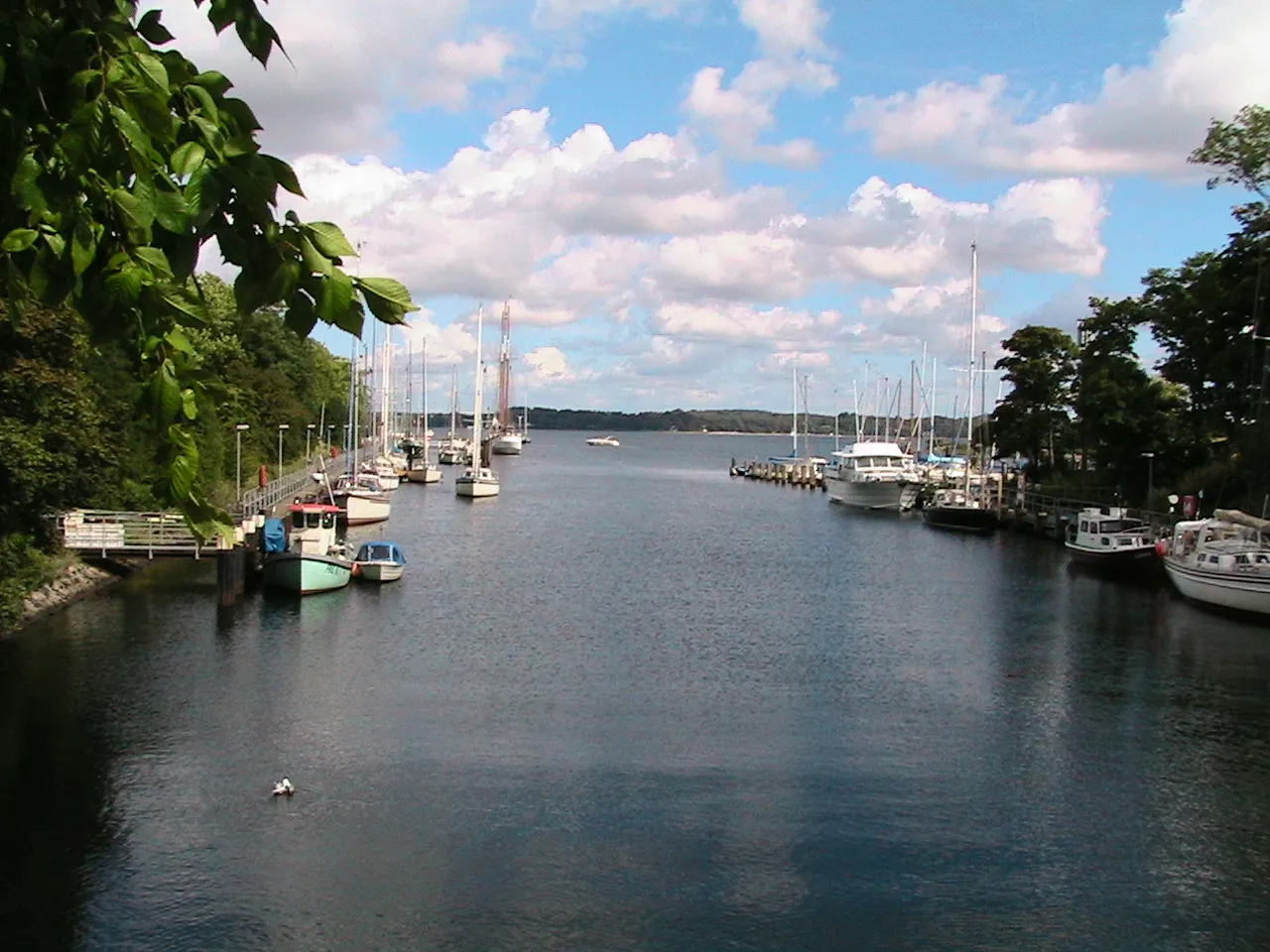 Photo showing: Blick vom Entwässerungssiel und Übergang auf die nördliche Schleuseninsel in Richtung Kieler Förde in Kiel-Holtenau