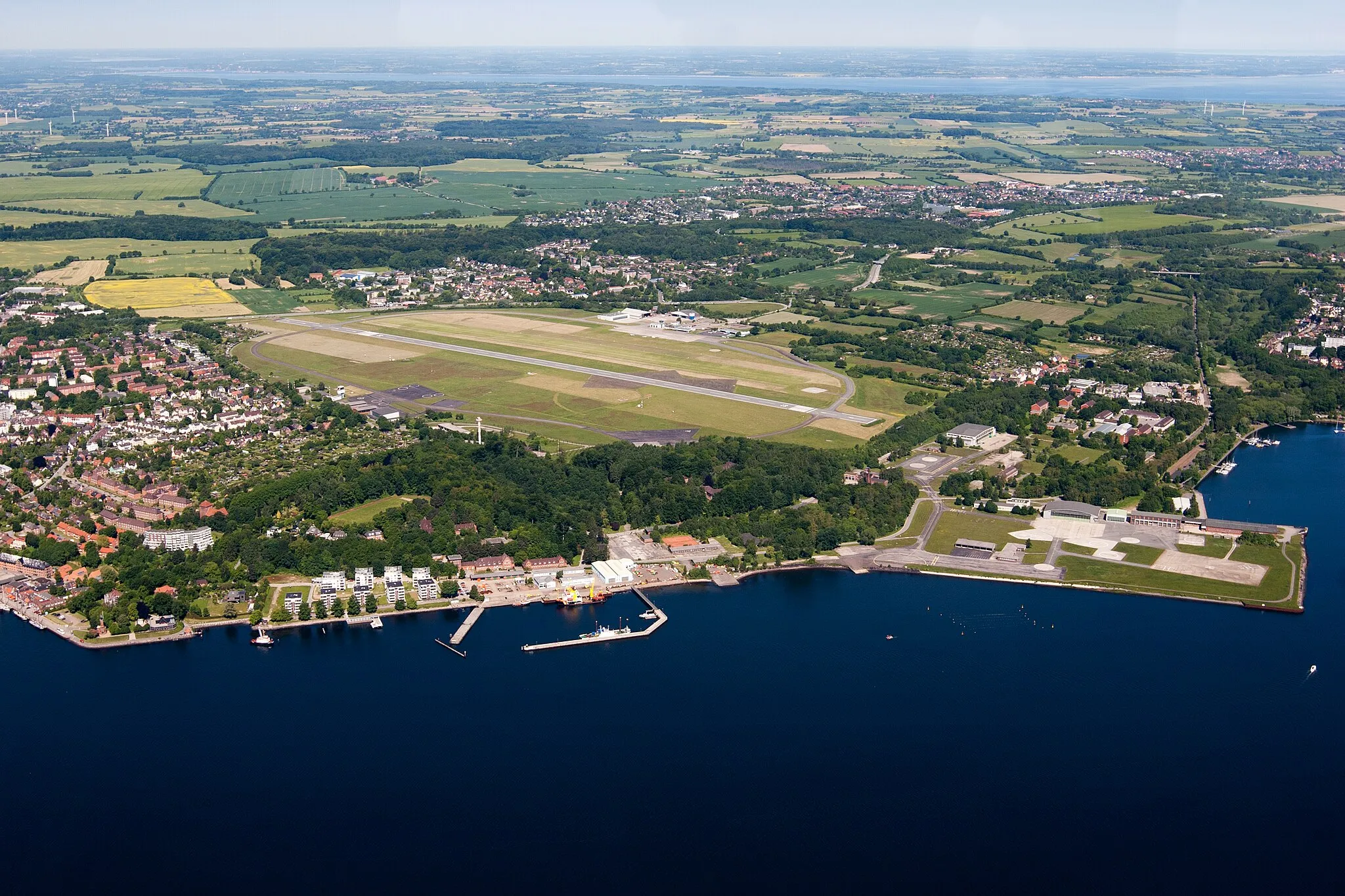 Photo showing: Luftaufnahme des Verkehrslandeplatzes Kiel-Holtenau (EDHK) und des Heliport Kiel-Holtenau (ETMK)