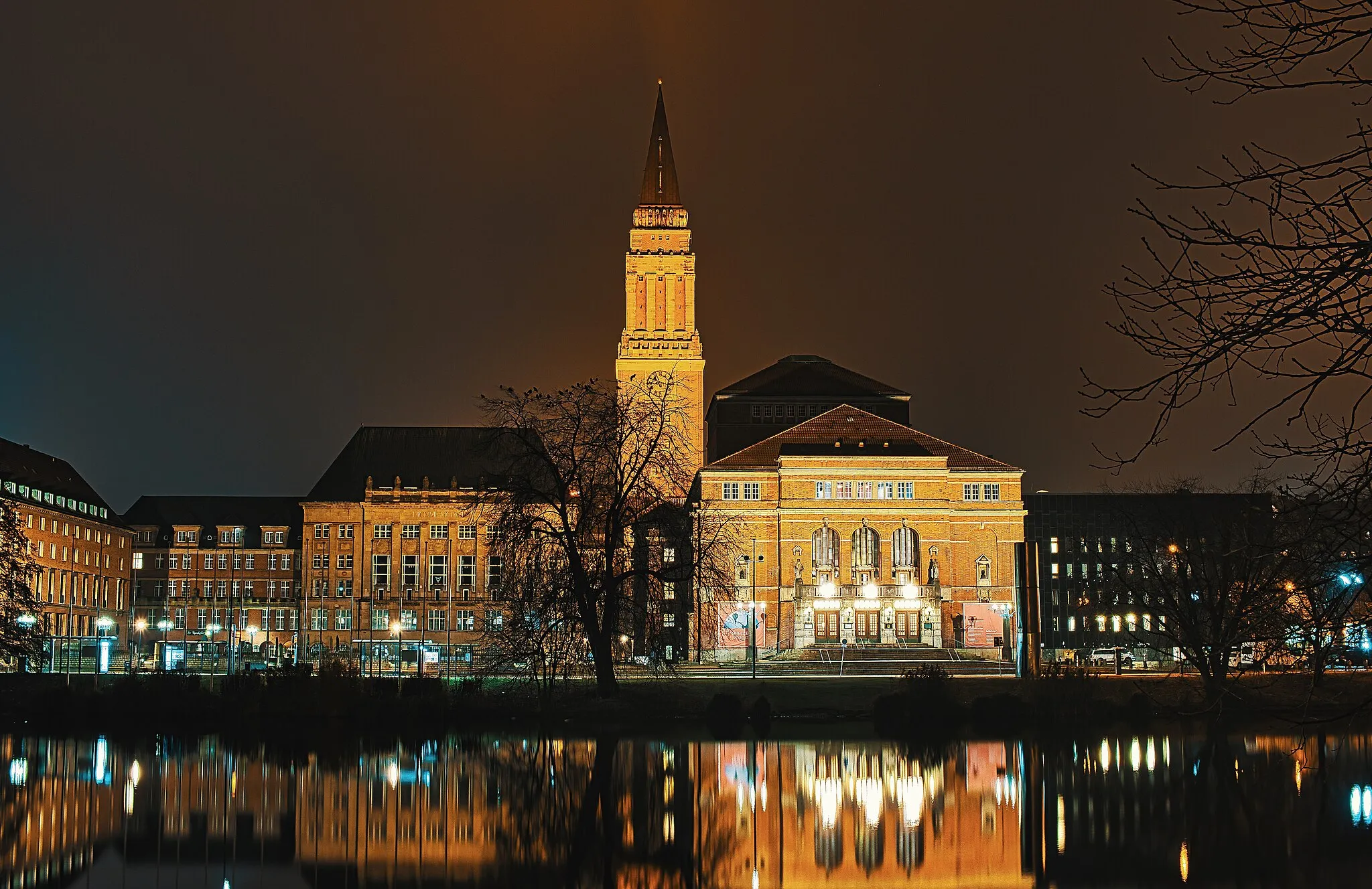 Photo showing: Blick über den kleinen Kiel auf das Rathaus und Opernhaus.