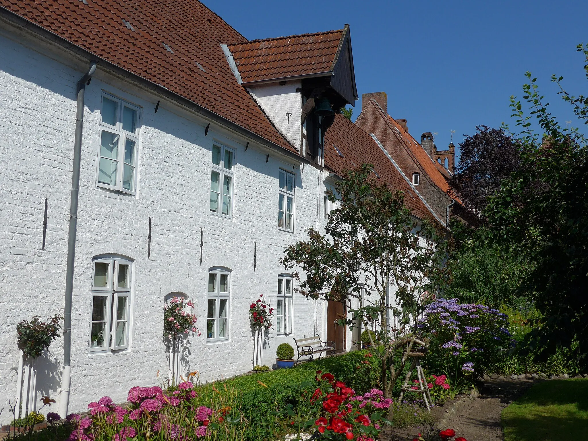 Photo showing: Husum, St.-Jürgen-Gasthaus, gartenseitiger Flügel mit Eingang zur Kapelle, 16. Jahrhundert und später.