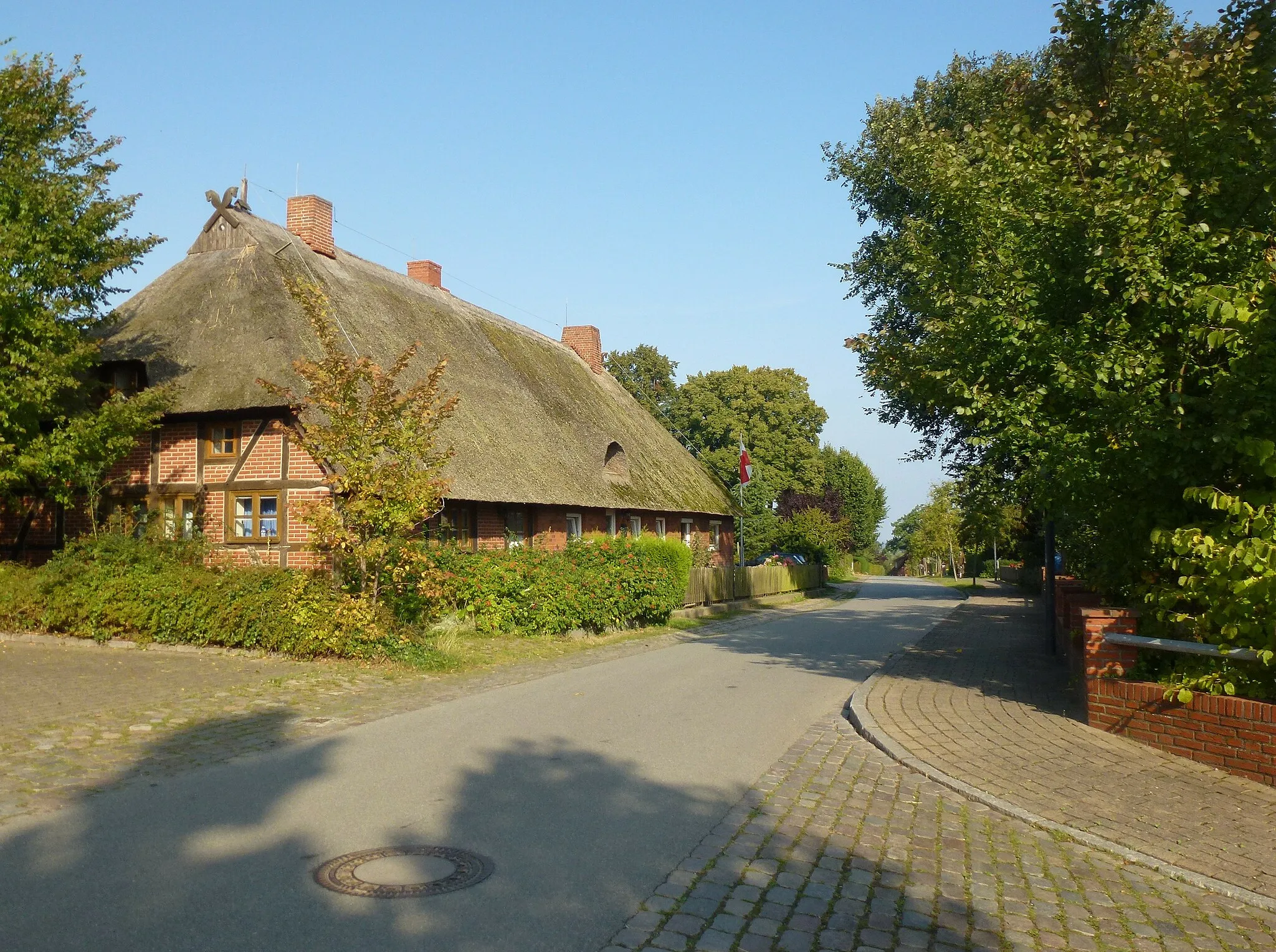 Photo showing: Döhnsdorf, Dorfstrasse, Blick nach Norden, links Bauernhaus "Nogelkassen" aus dem 18. Jahrhundert.