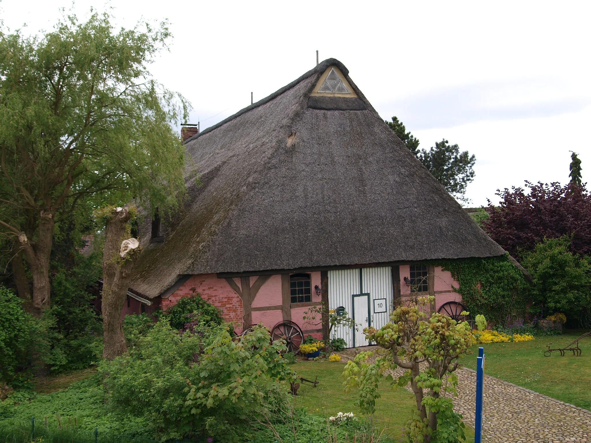 Photo showing: Traditional farmers house, Achtern Dörp 10, Haselau (Kreis Pinneberg), Germany. Cultural heritiage monument.