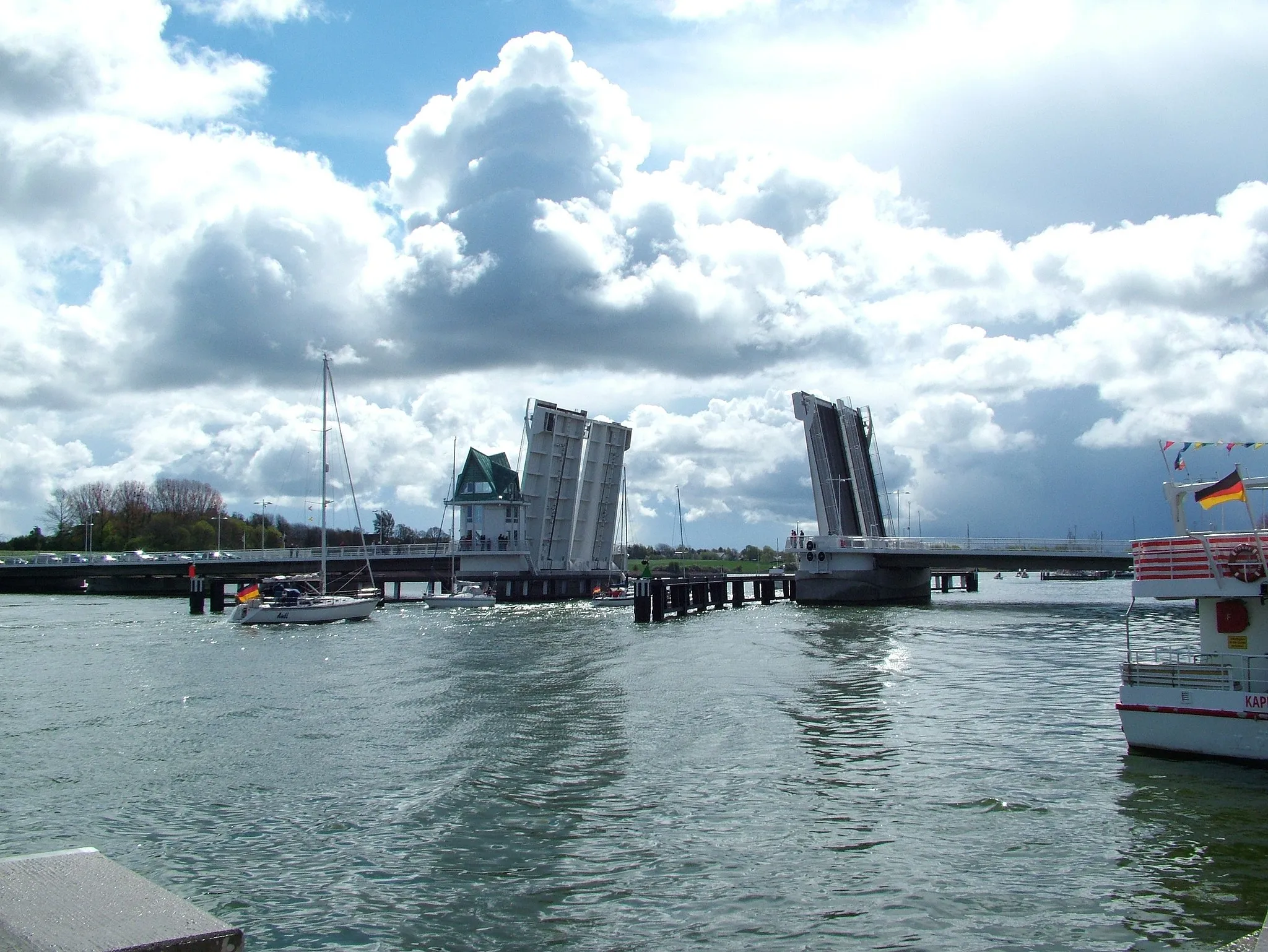 Photo showing: Das Bild zeigt die Klappbruecke in Kappeln / Schleswig/Holstein. Das Bild habe ich selber am 07.05.2005 aufgenommen.