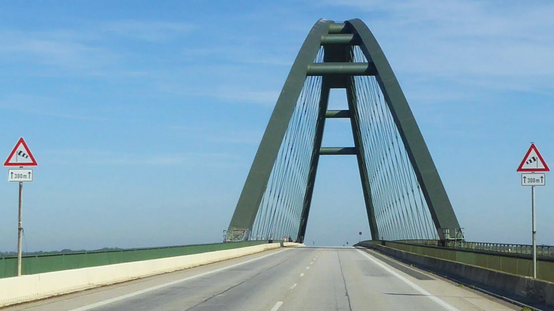 Photo showing: Fehmarnsundbrücke in der Längsachse, erbaut 1963. Straßenbrücke für E47 bzw. B 207, Eisenbahnbrücke und Fußweg. Foto Westseite - Foto 2018 © Wolfgang Pehlemann P1270023