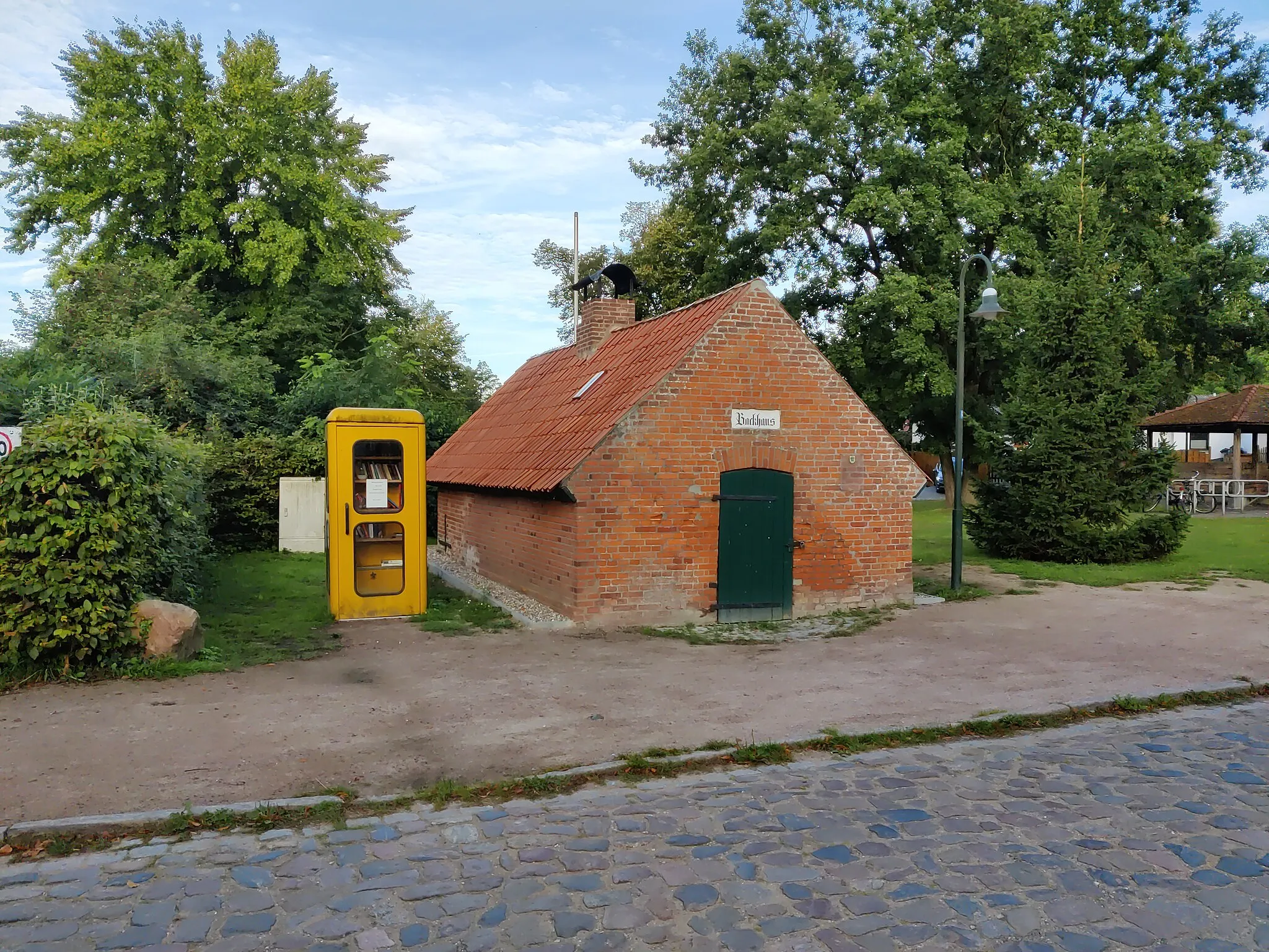 Photo showing: Historisches Backhaus und öffentlicher Bücherschrank in altem Telefonhäuschen der deutschen Bundespost an der Dorfstraße in Grabau (Stormarn)