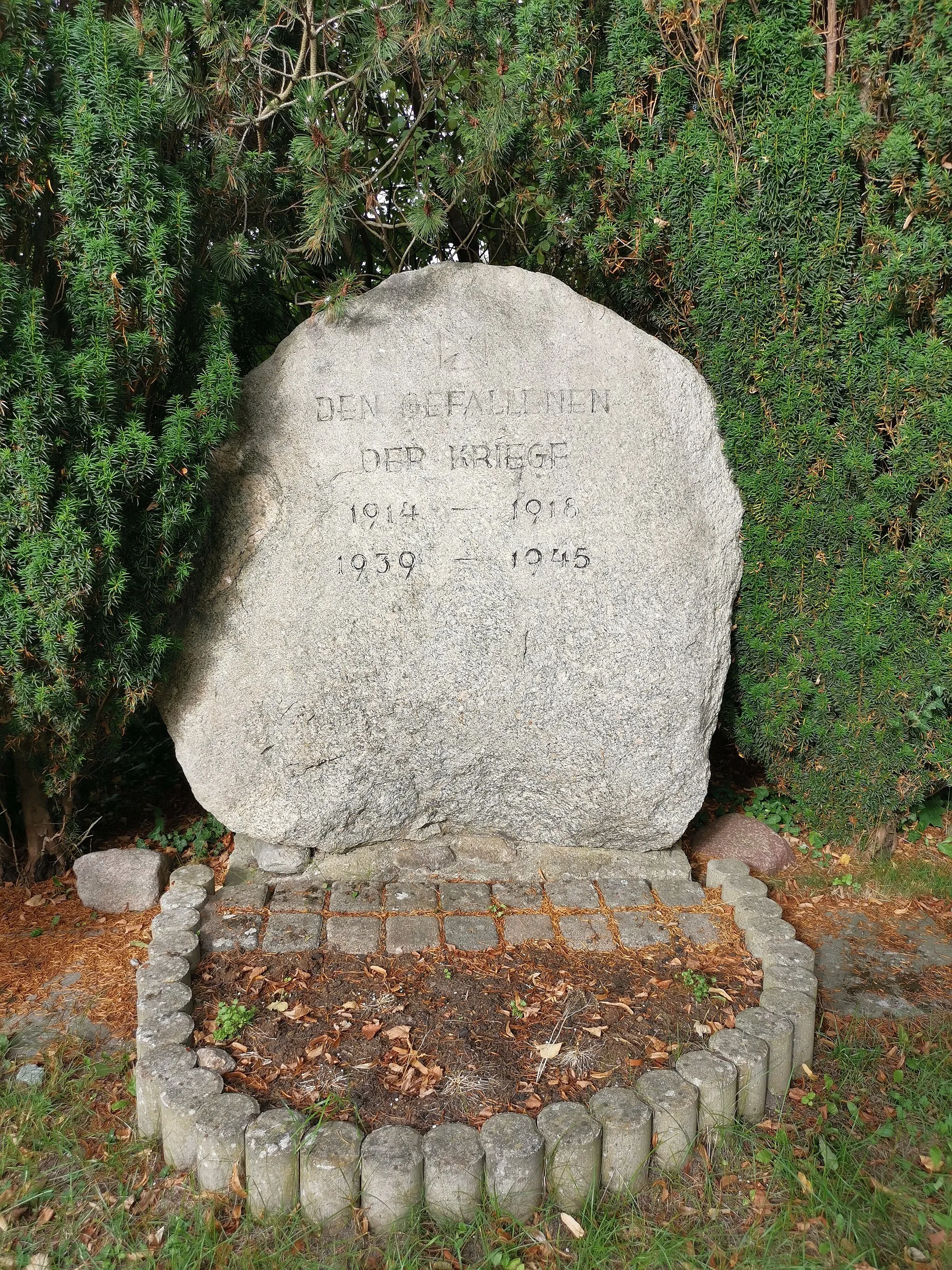 Photo showing: Kriegerdenkmal Lehmrade am Dorfteich. Namen zu den Gefallenen finden sich auf den Denkmalen im benachbarten Dorf Gudow.