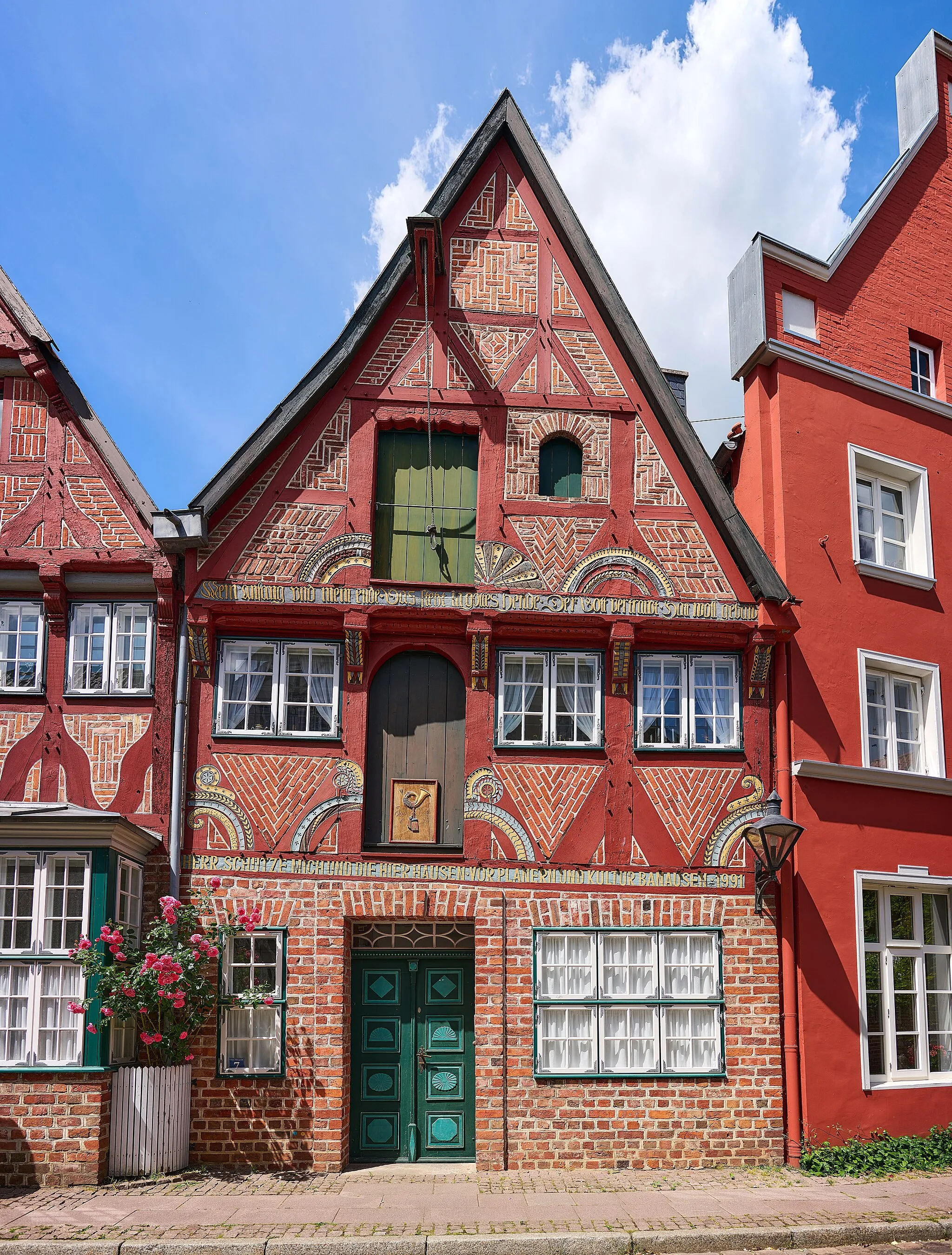 Photo showing: Historisches Fachwerkhaus aus Lüneburg mit Kunstvollen Elementen und der Inschrift "Herr,  schütze mich und die hier hausen vor Planern und Kulturbanausen"