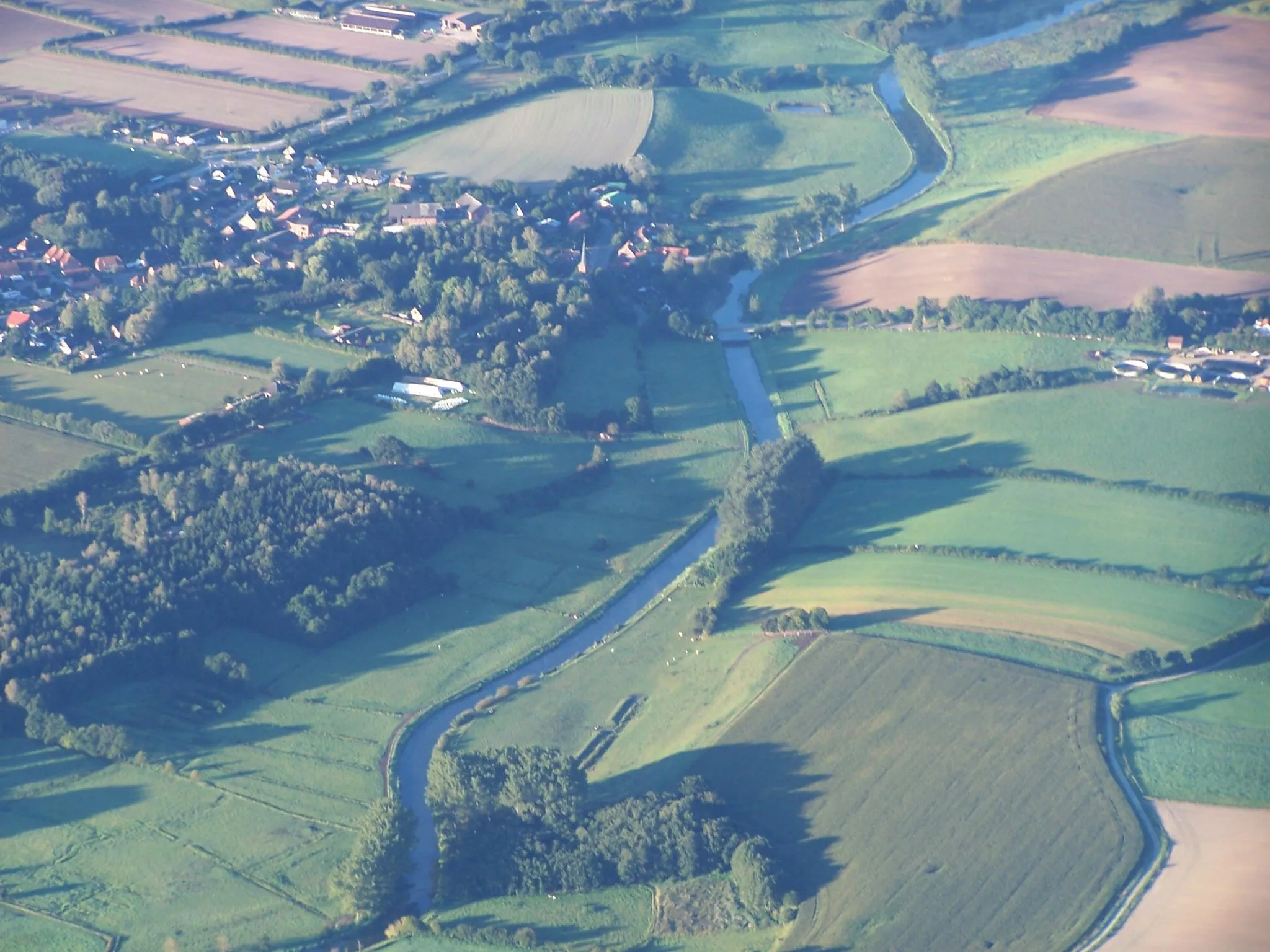 Photo showing: Aerial photo of the Trave river between Wesenberg (right side) and Klein Wesenberg (left side) in northern Germany.