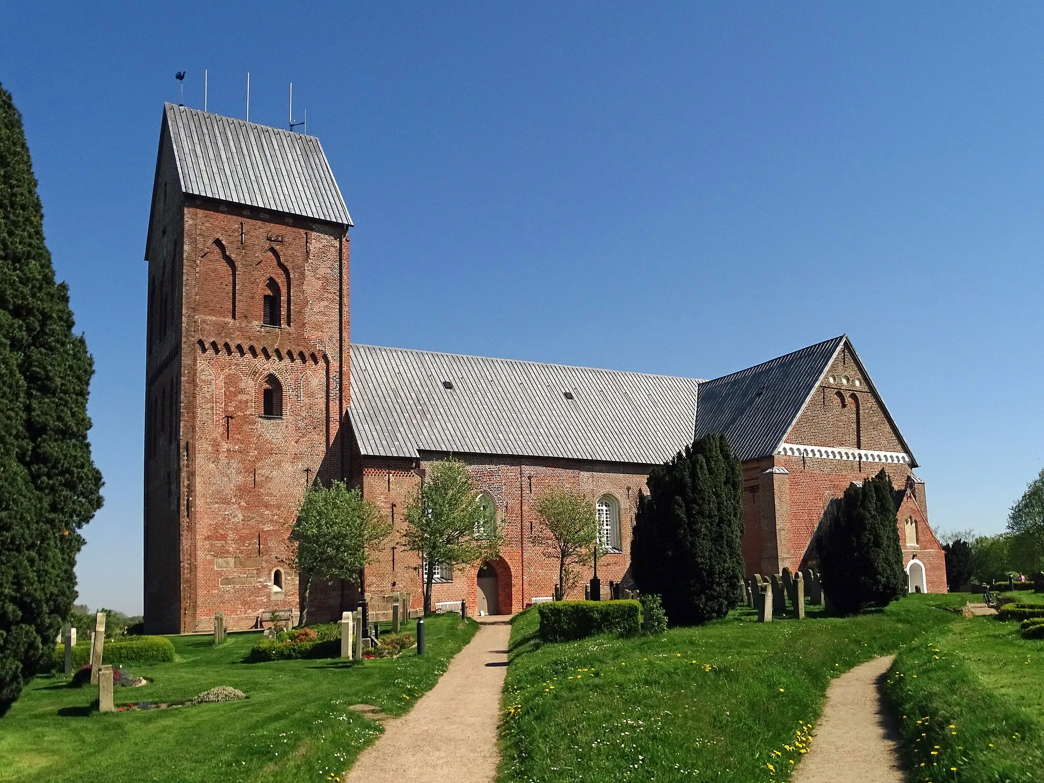 Photo showing: This is a photograph of an architectural monument. It is on the list of cultural monuments of Nieblum, no. 40632. - Kirche St. Johannes Südseite - Foto von 2018  -