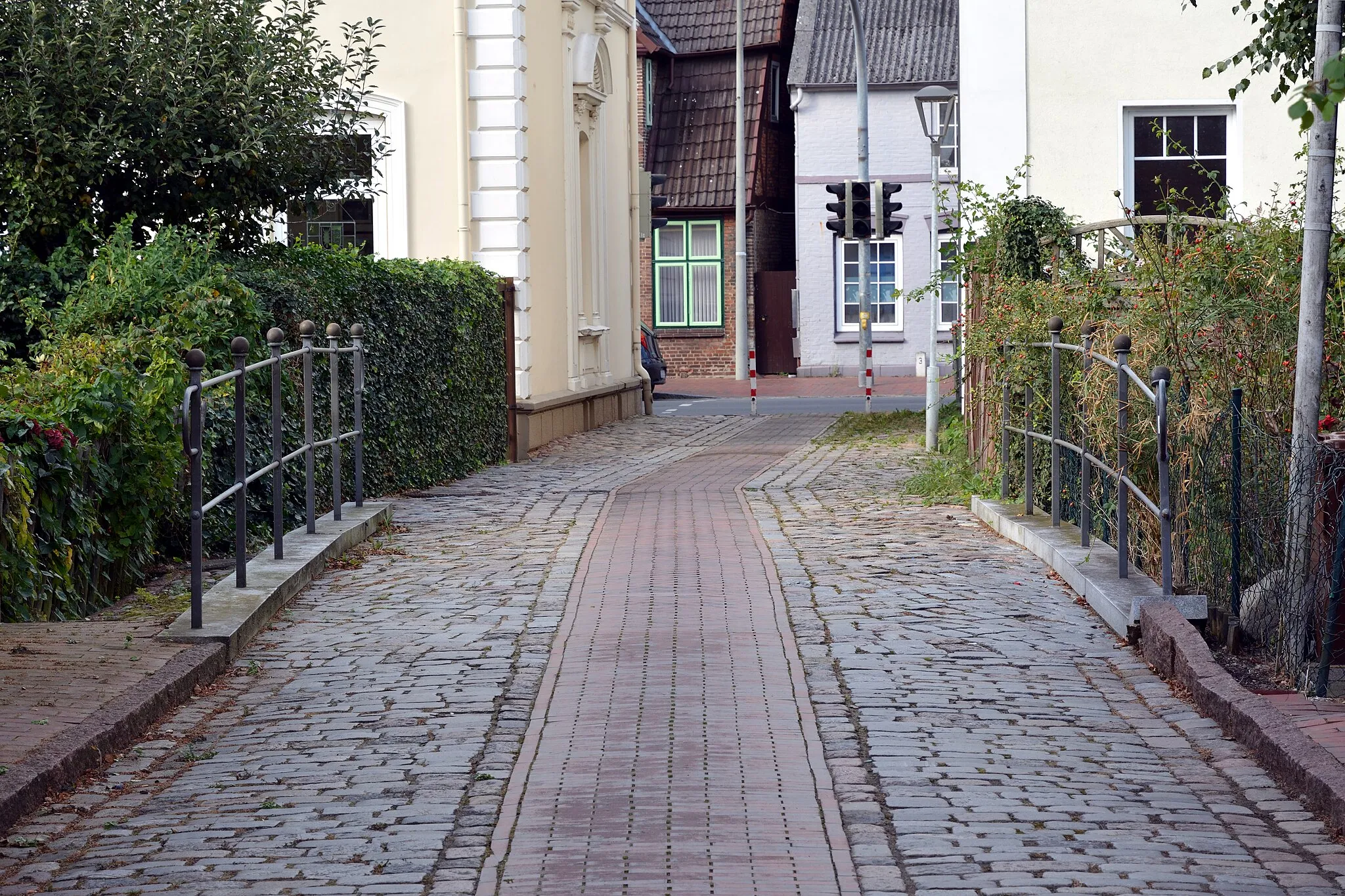 Photo showing: Crossroad between Rathausstraße (opposite No. 10) and Breitestraße in Krempe, German federal state of Schleswig-Holstein, formerly one of six bridges over the old Krempau-river, once navigable from the back of town hall.