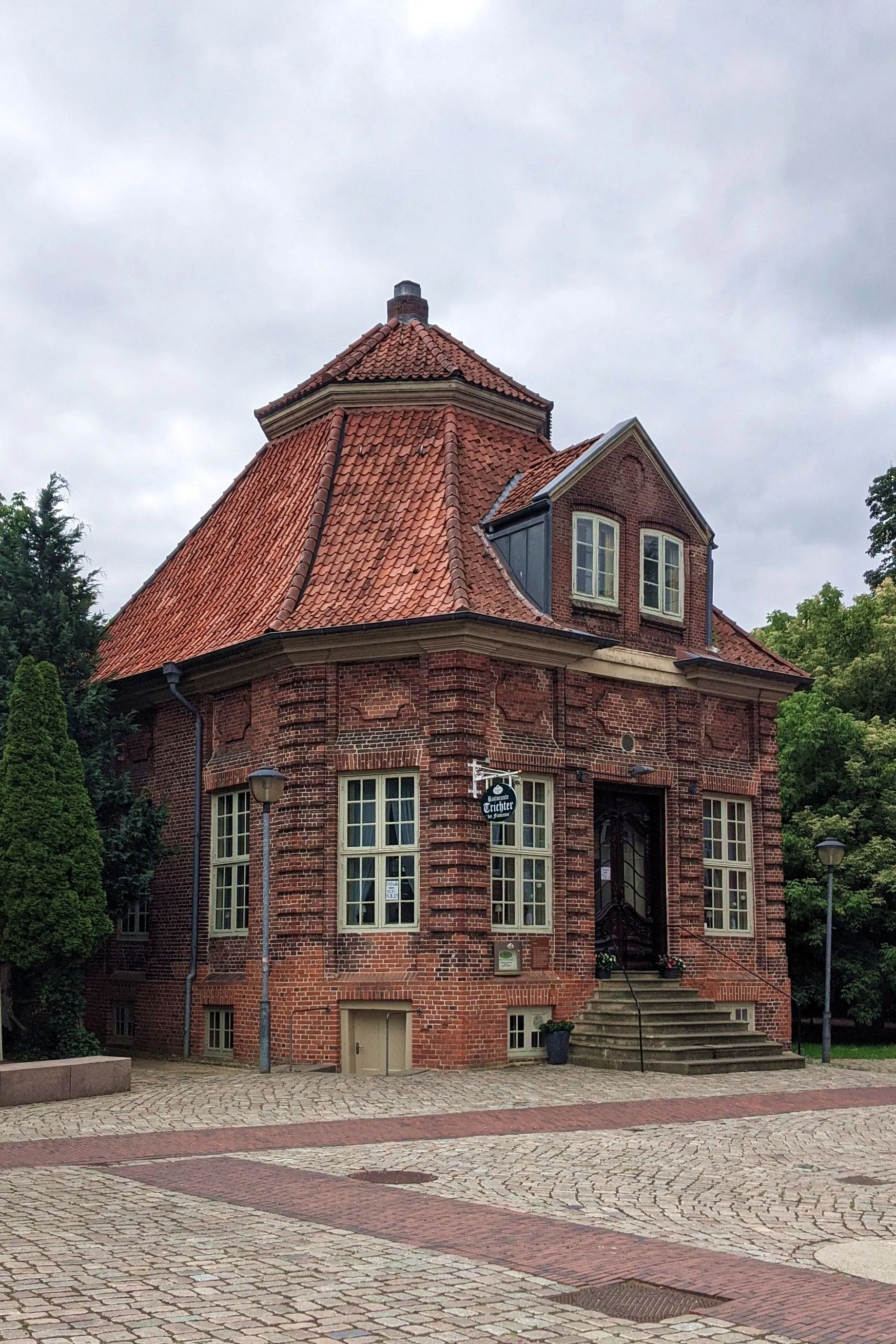 Photo showing: Denkmalgeschütztes Gartenhaus Michaelsen (sog. "Trichter") in Wilster