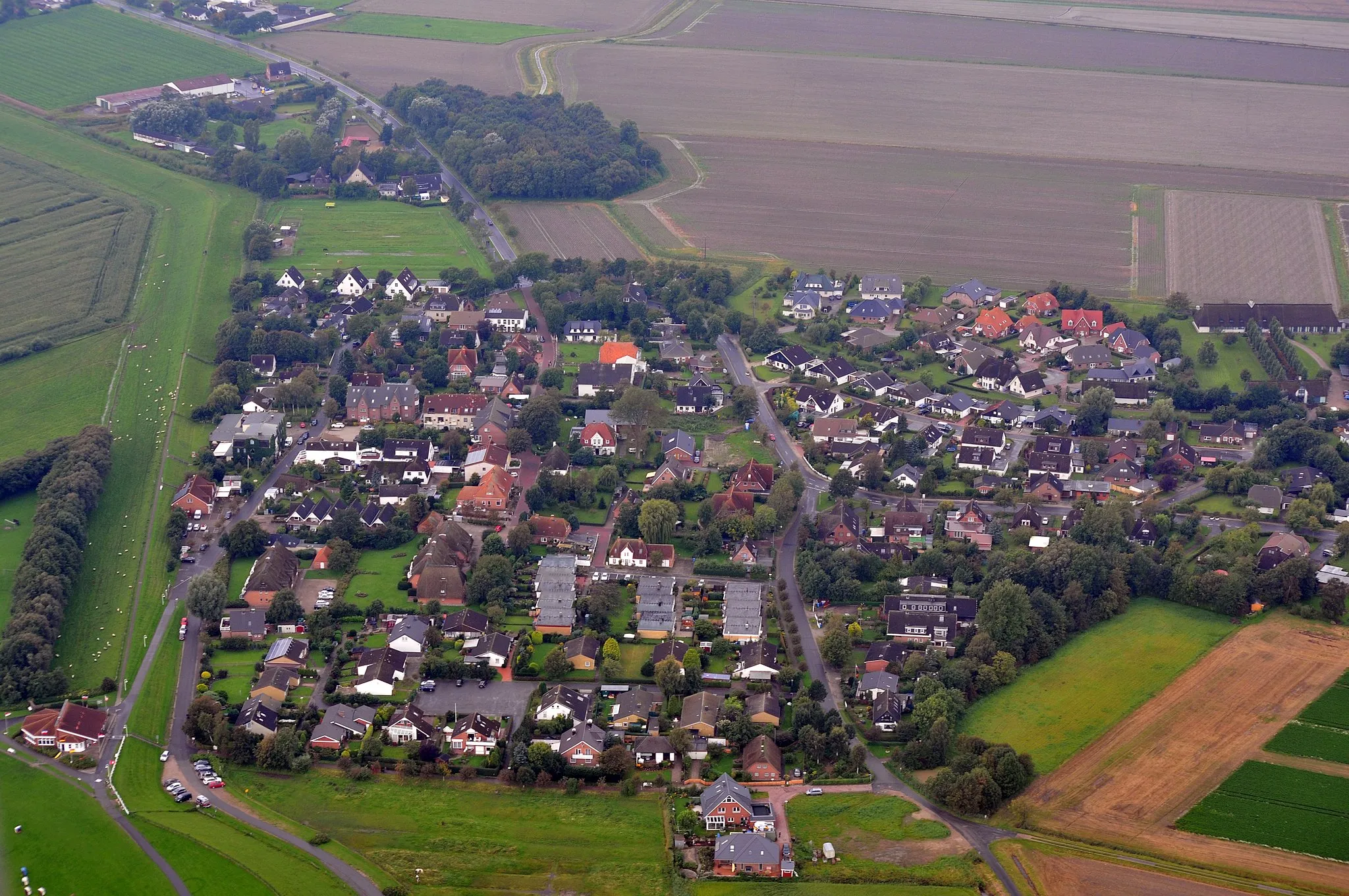 Photo showing: Fotoflug 4. Sept. 2011, Büsumer Deichhausen