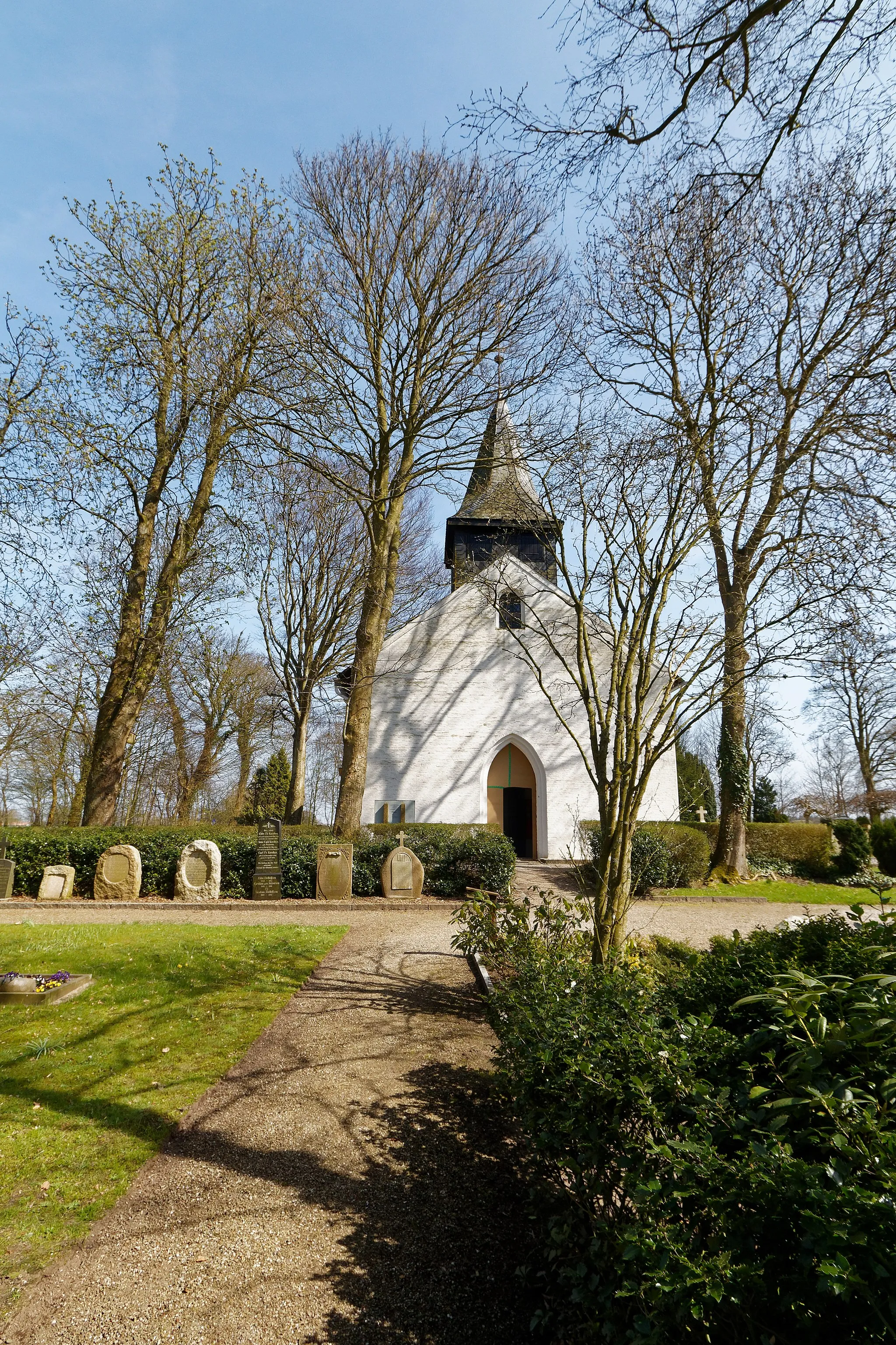 Photo showing: Ladelund, Kirche "St.Petri"; Kirchhof