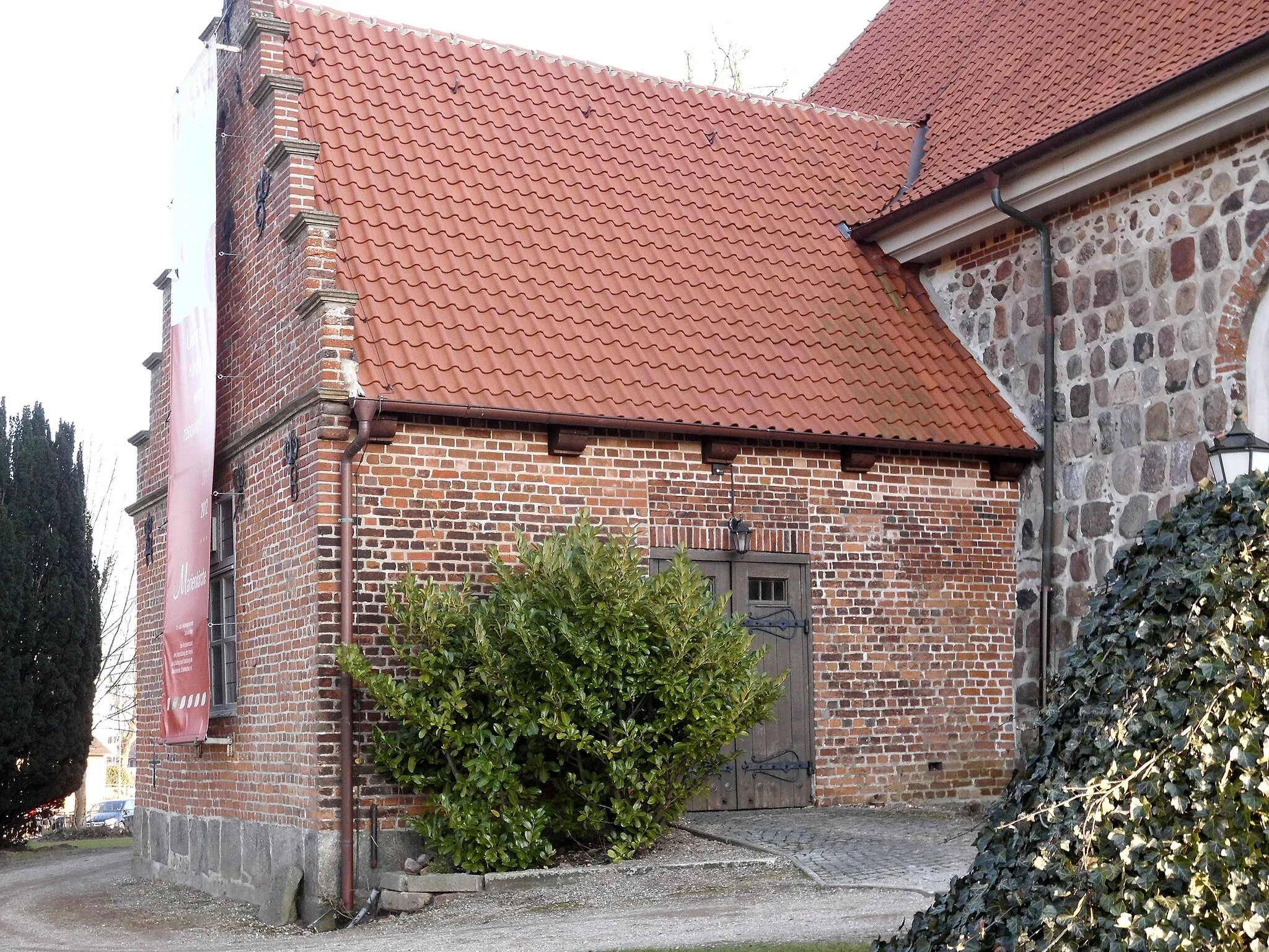 Photo showing: Mausoleum-Anbau der Kirche St. Marien in Schönkichen (bei Kiel)