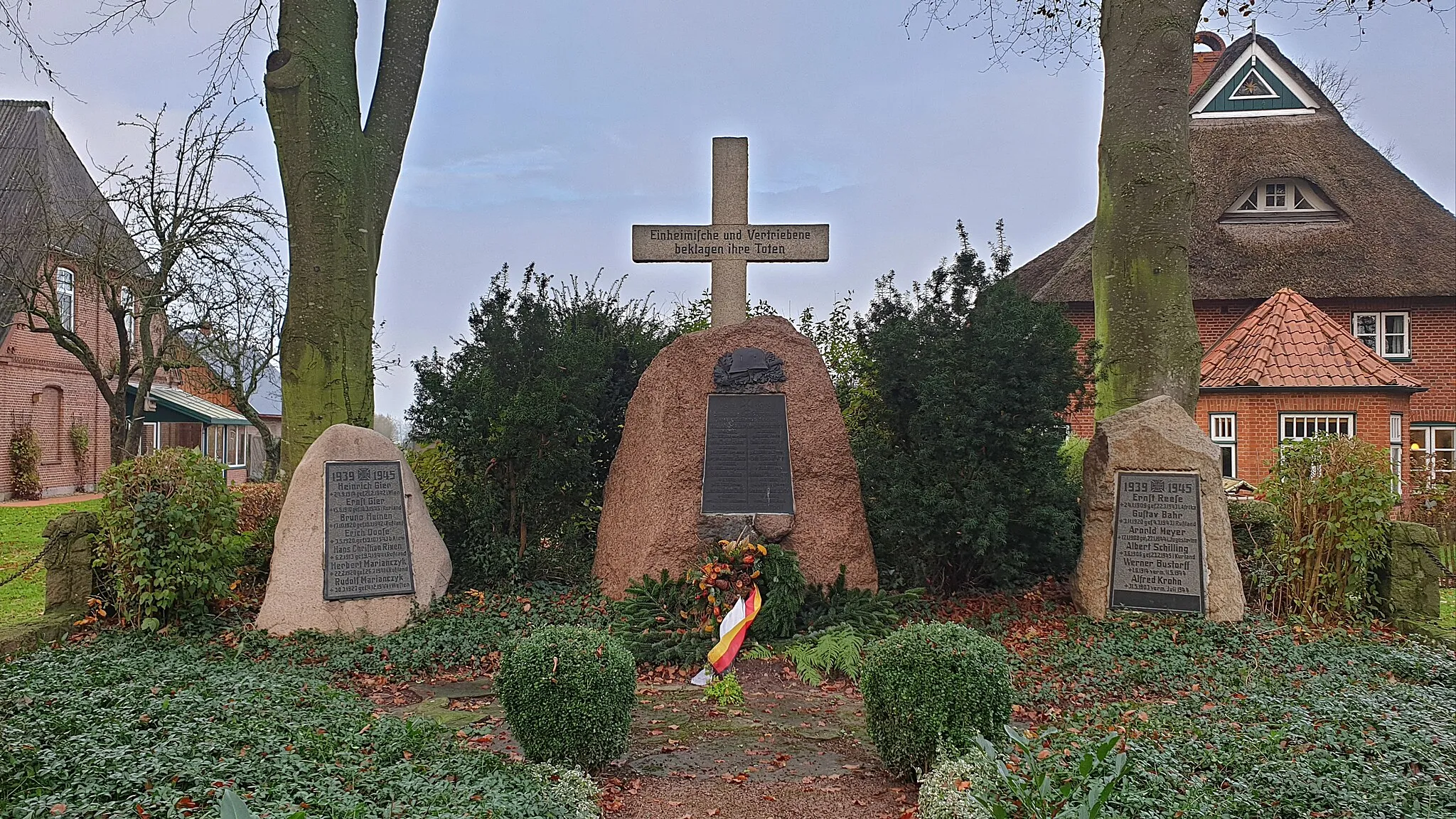 Photo showing: Gedenkstein für die Gefallenen der Weltkriege